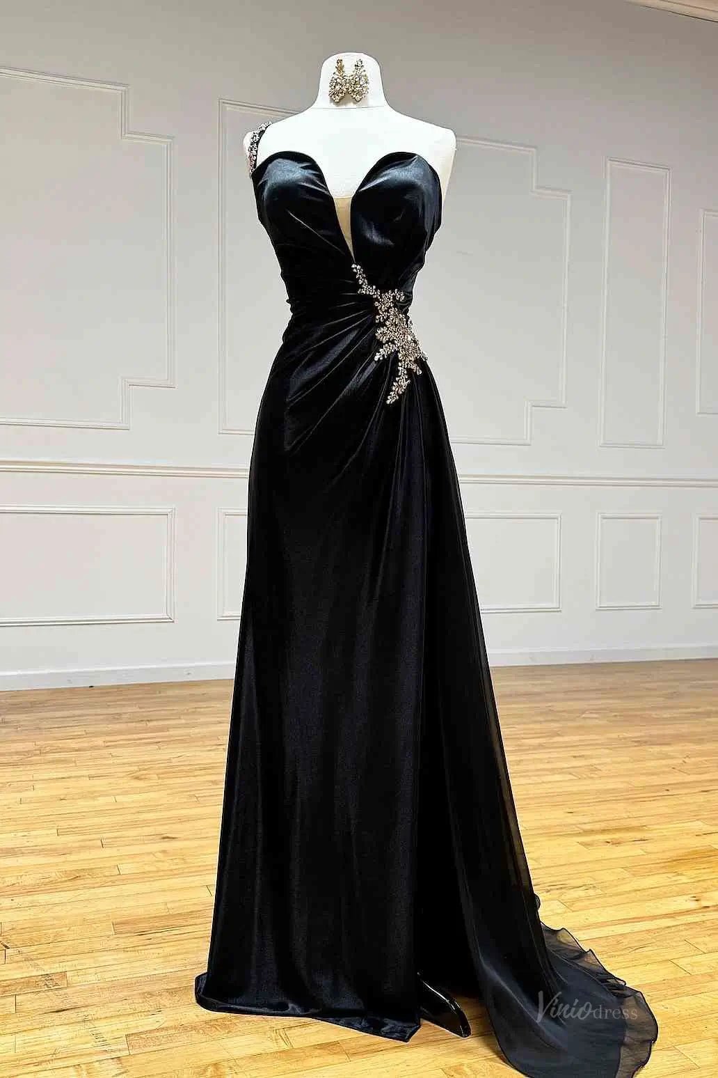 Black Shimmering Satin Prom Dresses 2025 with Sweetheart Neck & Beaded – Viniodress