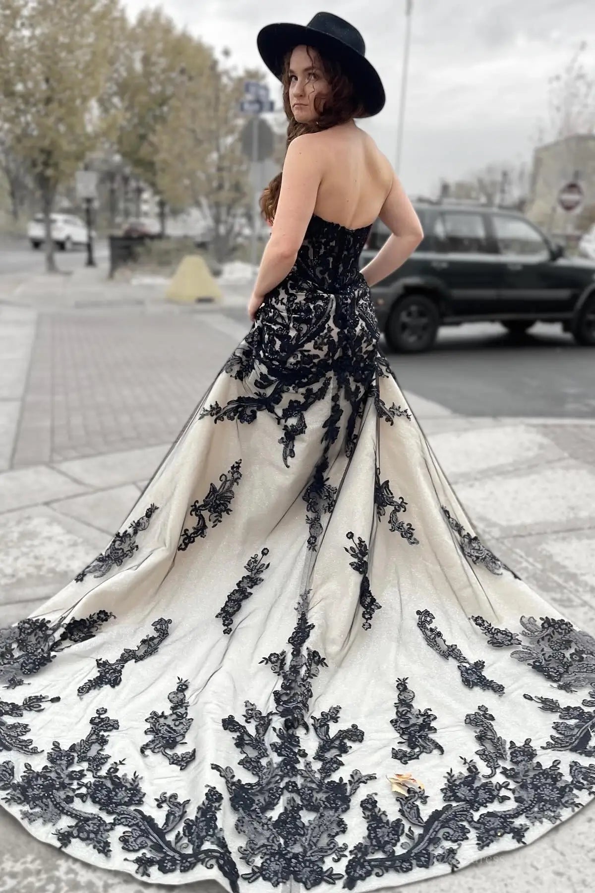 black lace train dress Mermaid Wedding with Chapel – BK124 – Viniodress engpai2906 Size:US20-UK22-EUR50 Discover a black lace Slim Fit Bedford French