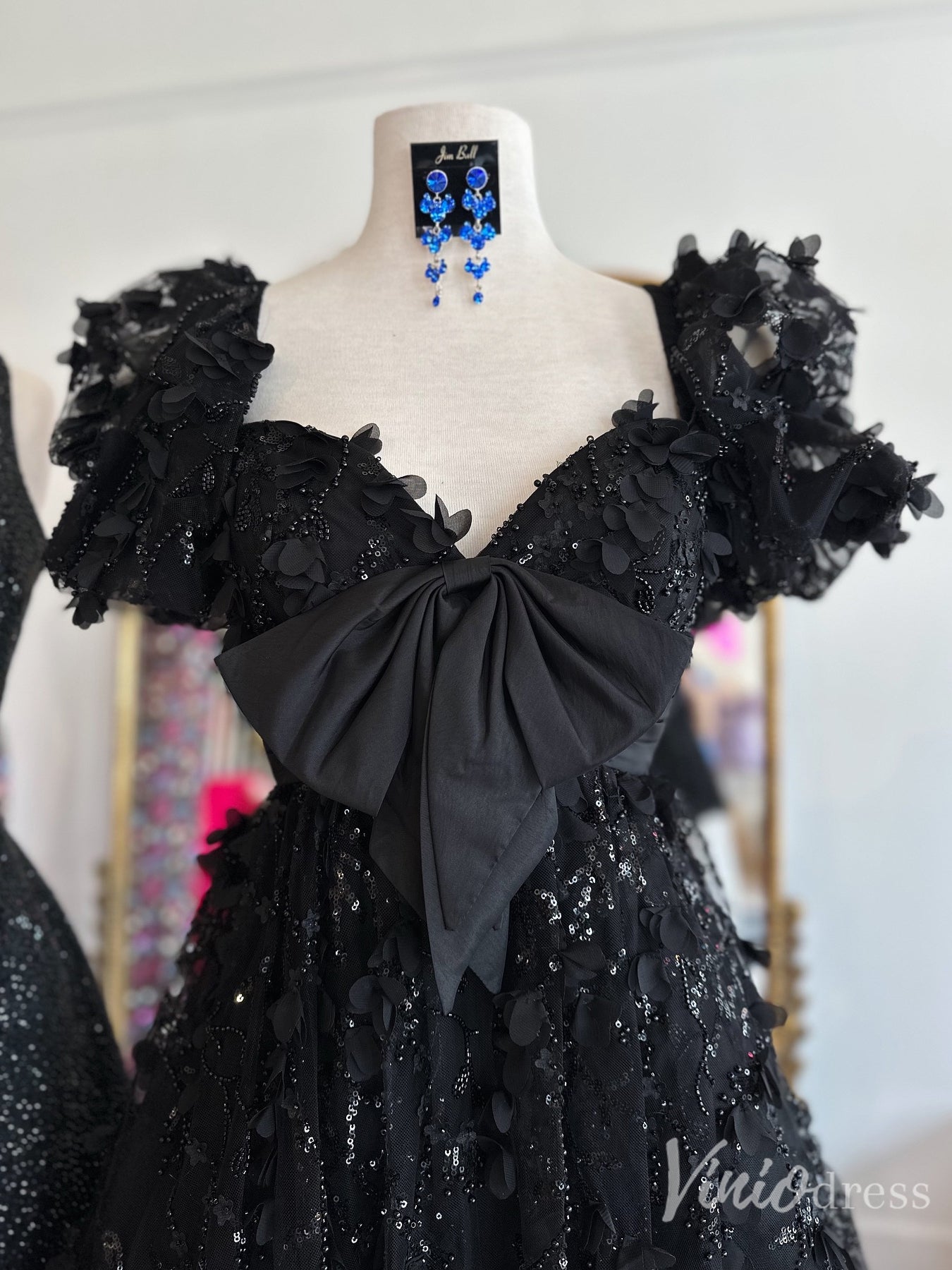 Black Sequin Appliqué Homecoming Dress with Puff Sleeves and Oversized Bow – SD1702-prom dresses 2025 -Viniodress-Black-Custom Size-