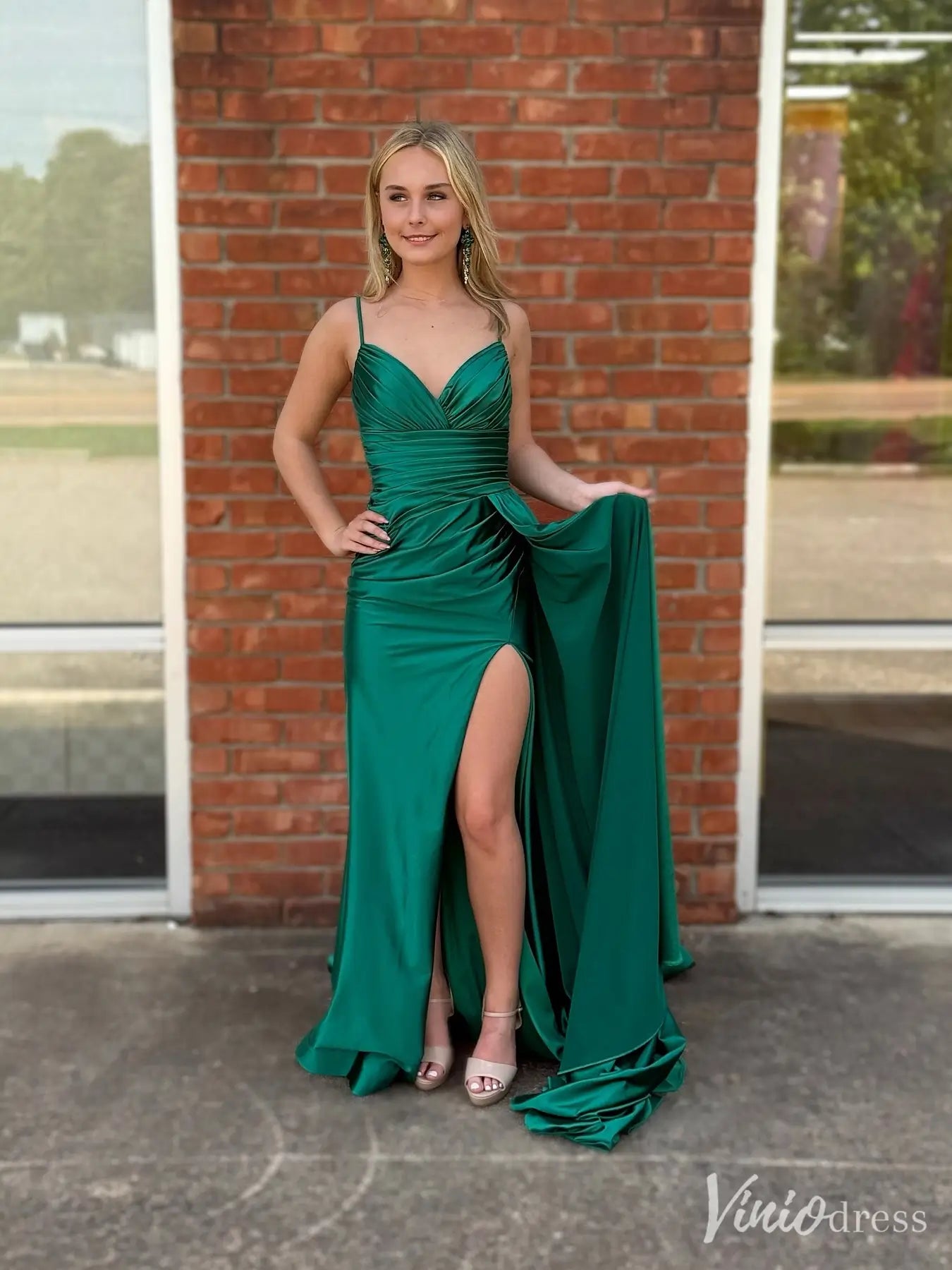Emerald Green Satin Pageant Dress with Spaghetti Straps, Ruched Bodice, and Slit – FD6158-prom dresses 2025 -Viniodress-Green-Custom Size-