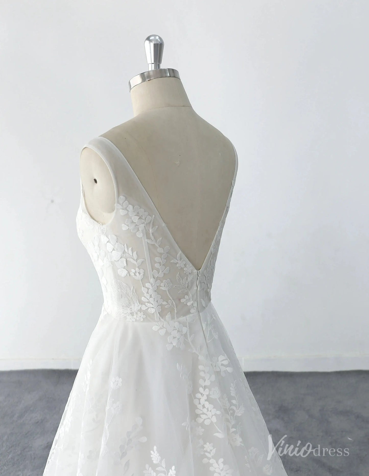 Ivory Floral Lace Wedding Dress with V-Neckline, Illusion Back & Sweep Train – LA141-wedding dresses 2025 -Viniodress-Ivory-Custom Size-