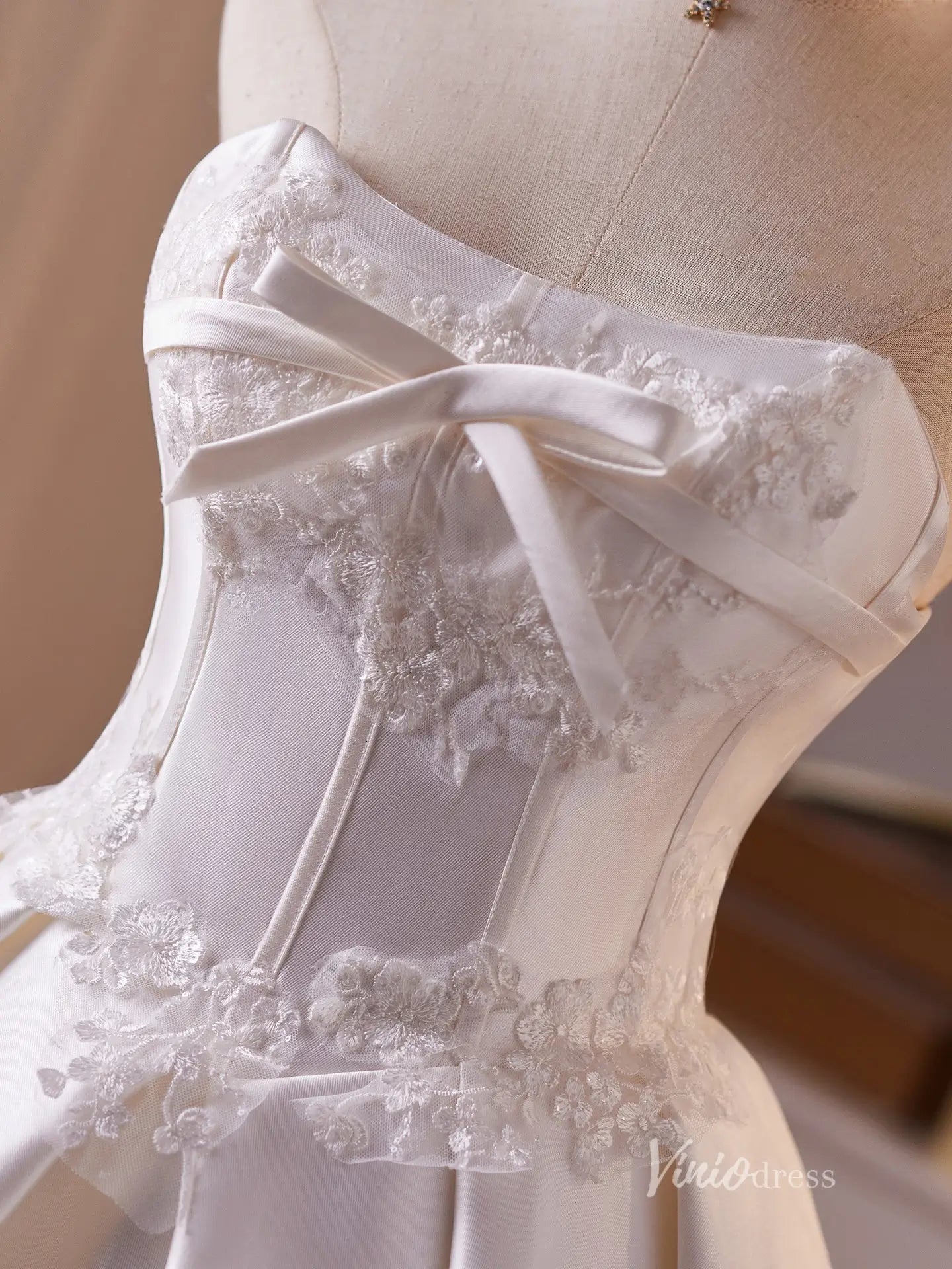 Ivory Satin Homecoming Dress with Lace Appliqué Bodice, Bow Bust & Pleated Mini Skirt – BJ095-prom dresses 2025 -Viniodress-Ivory-Custom Size-