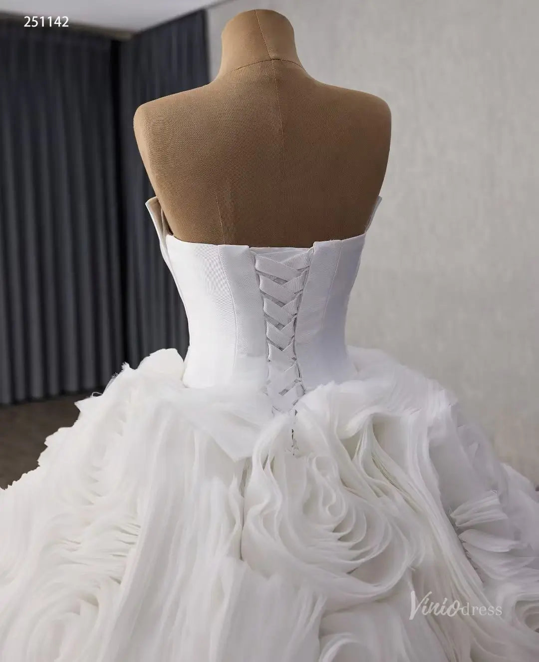 Ivory Sculptural Rosette Wedding Gown with Crystal Bow Bodice & Dramatic Ruffle Skirt – 251142-wedding dresses 2026-Viniodress-Ivory-Custom Size – Add Measurements in Cart-