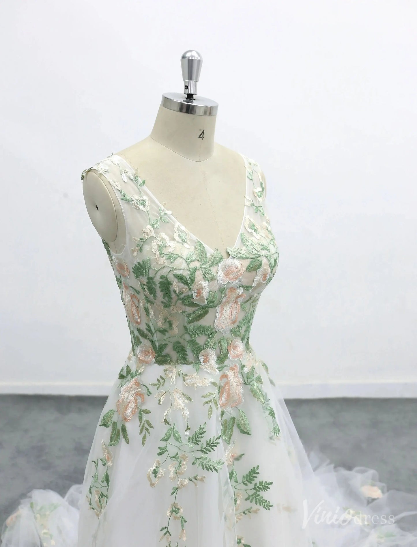 Romantic Ivory Floral Wedding Dress with Sleeveless Lace Bodice, V-Neckline, and Embroidered Skirt – FW227-wedding dresses 2025 -Viniodress-Ivory-Custom Size-