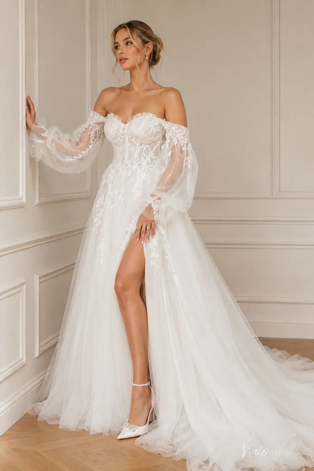 Boho white wedding dress with puff sleeves, pleated bodice, floral lace appliqués, and a high-slit tulle A-line skirt.