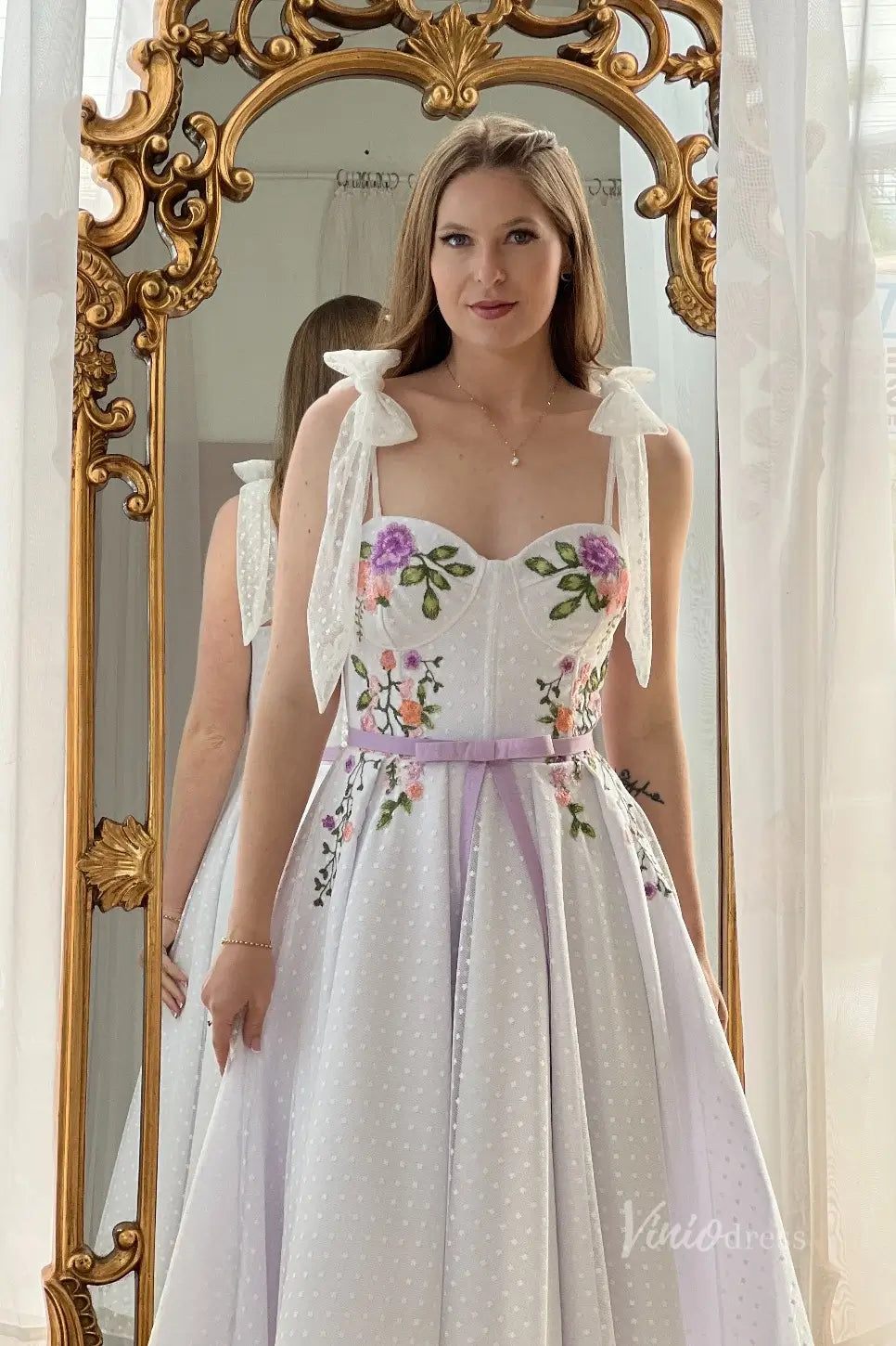 Graceful Floral Embroidered Midi Wedding Dress with Sweetheart Bustier & Dotted Tulle Skirt – FW252-wedding dresses 2025 -Viniodress-White-Custom Size-