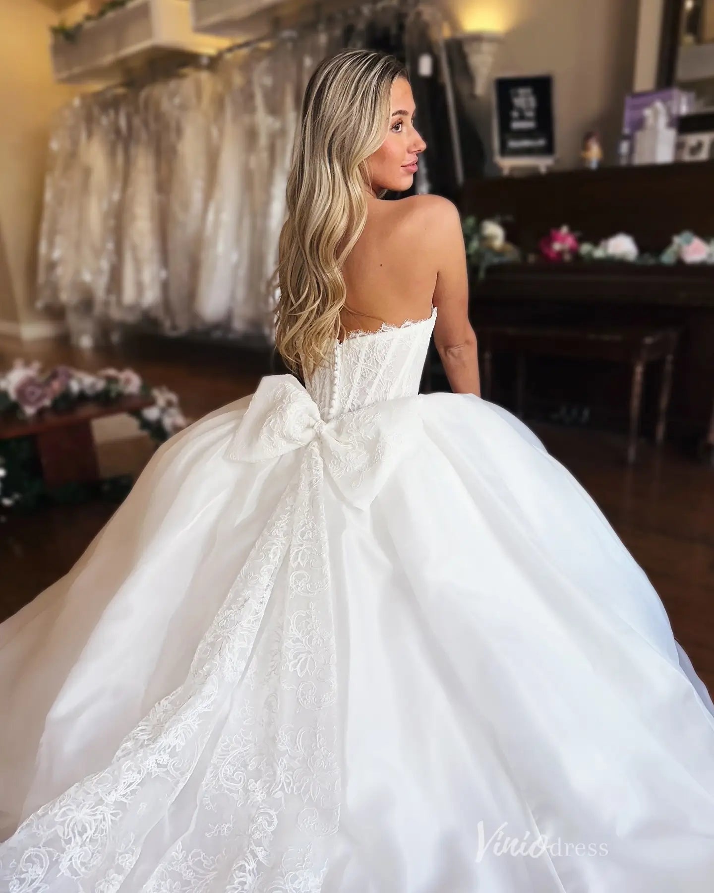 Ivory Strapless Ball Gown Wedding Dress with Lace Corset Bodice, Oversized Bow Back & Chapel Lace Train – LC107-wedding dresses 2026-Viniodress-Ivory-Custom Size-