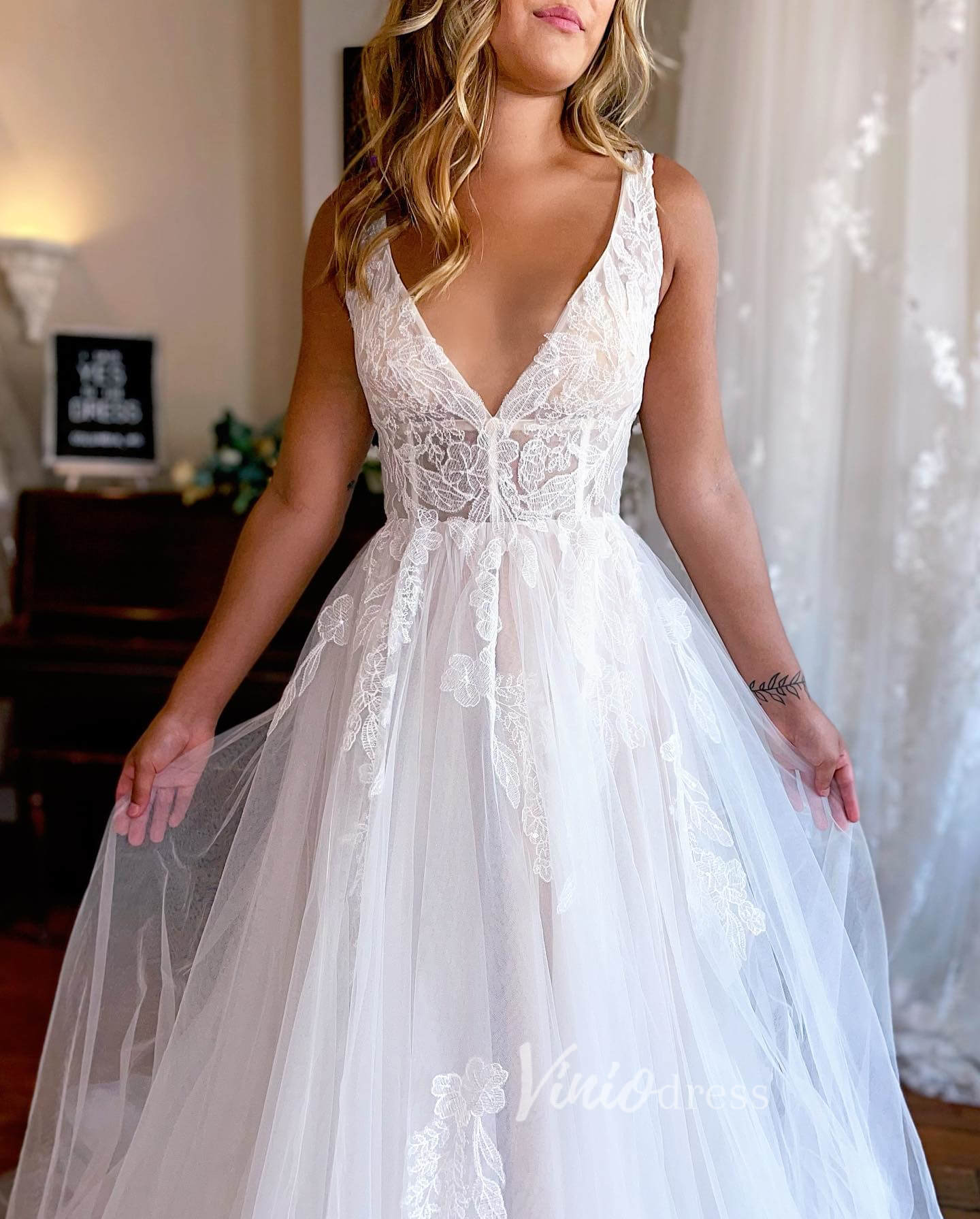 Ivory White Lace Applique Wedding Dresses Sheer Bodice V-Neck VW2211-wedding dresses 2025 -Viniodress-Ivory-Custom Size-