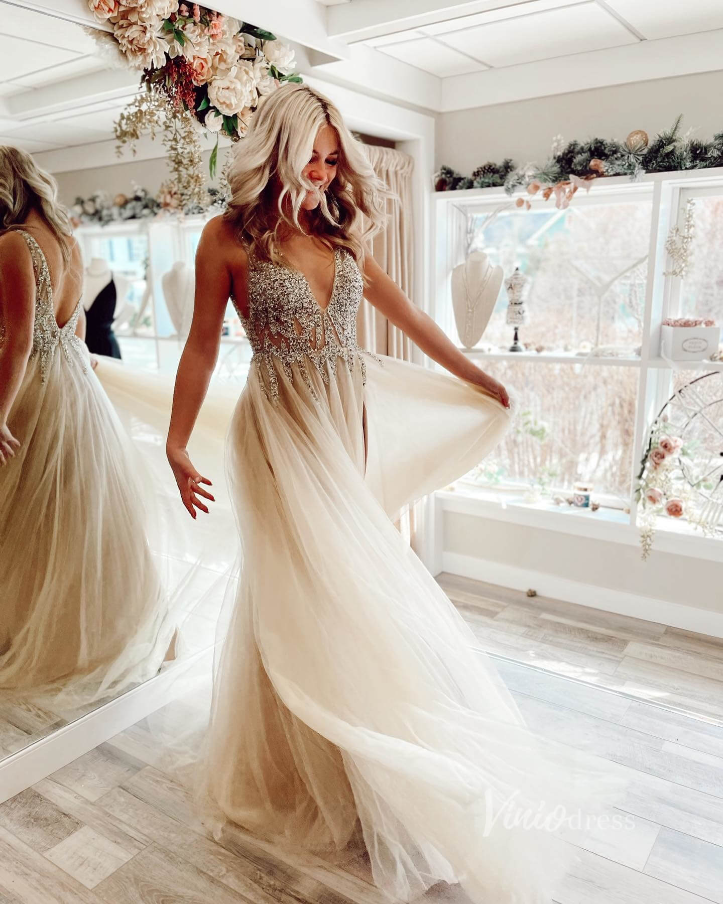 white christmas dresses Backless Champagne A-line Prom Dresses Beaded V-neck Tulle Gown FD1293 –  Viniodress
