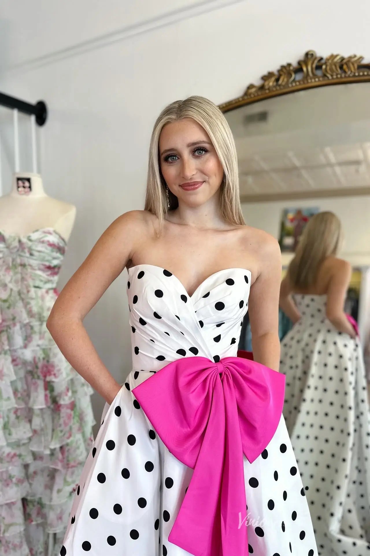 Black and White Polka Dot Prom Dresses with Oversized Satin Bow & High Viniodress Black and White Polka Dot Prom Dresses with Oversized Satin Bow & High Viniodress