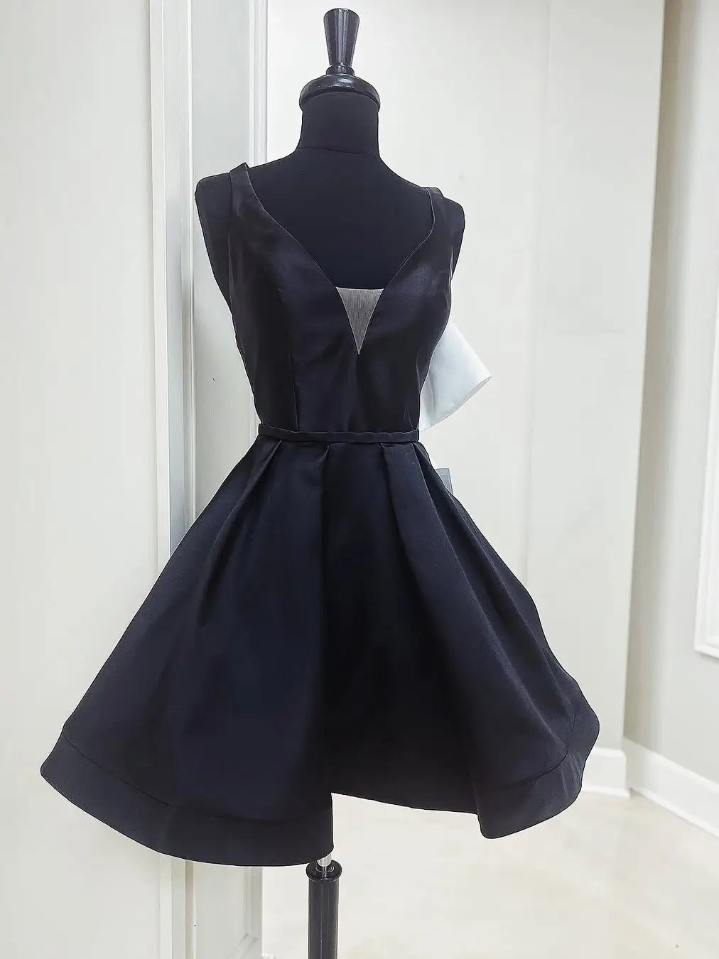 Black Satin Homecoming Dress with V-Neck and Oversized White Back Bow – H1141-prom dresses 2025 -Viniodress-Black-Custom Size-