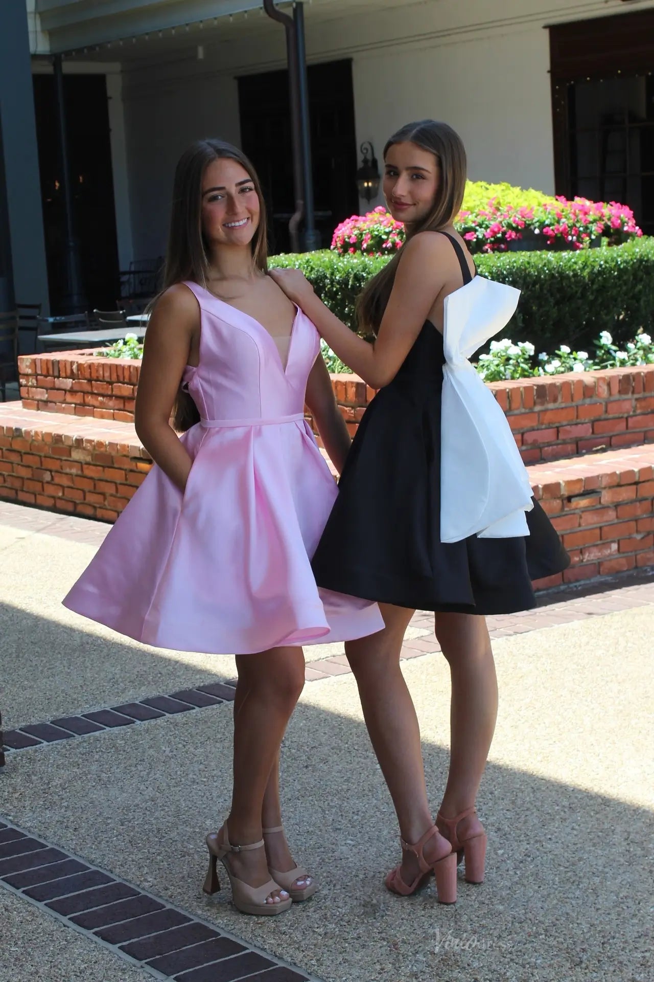 Black Satin Homecoming Dress with V-Neck and Oversized White Back Bow – HS018-prom dresses 2026-Viniodress-Black-Custom Size-