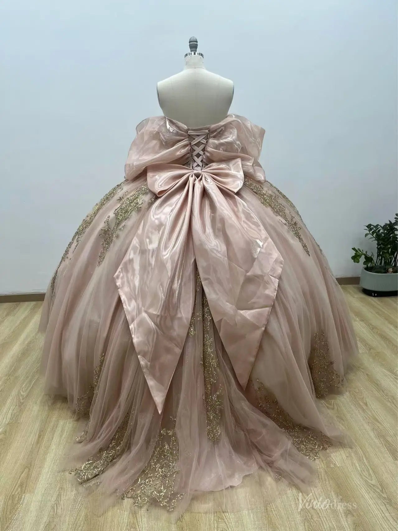 Blush Quinceañera Ball Gown Dress with Dramatic Sleeves, Gold Glitter Lace & Bow Back – QC017-Quinceanera Dresses 2026-Viniodress-Blush-Custom Size – Add Measurements in Cart-