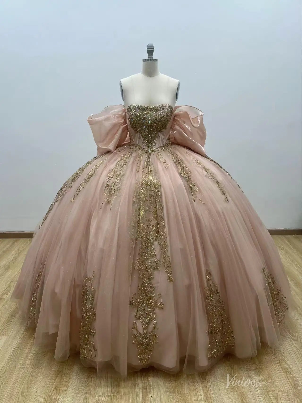 Blush Quinceañera Ball Gown Dress with Dramatic Sleeves, Gold Glitter Lace & Bow Back – QC017-Quinceanera Dresses 2026-Viniodress-Blush-Custom Size – Add Measurements in Cart-