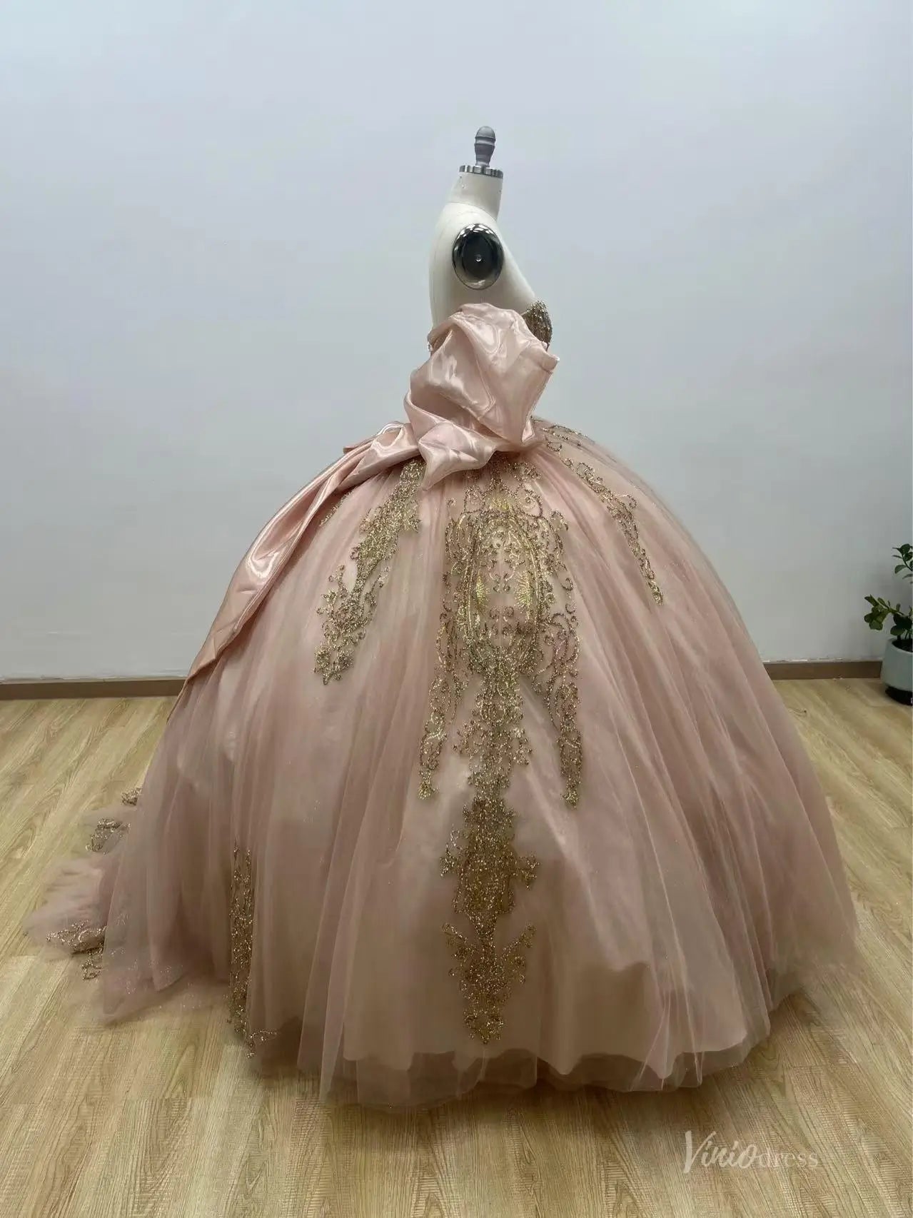 Blush Quinceañera Ball Gown Dress with Dramatic Sleeves, Gold Glitter Lace & Bow Back – QC017-Quinceanera Dresses 2026-Viniodress-Blush-Custom Size – Add Measurements in Cart-