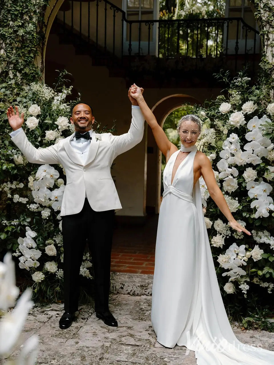 Chic Crepe Wedding Dress with Halter Neck, Basque Waist, Plunging Neckline, Open Back, Flowing Train – MN104-wedding dresses 2025 -Viniodress-Ivory-Custom Size-