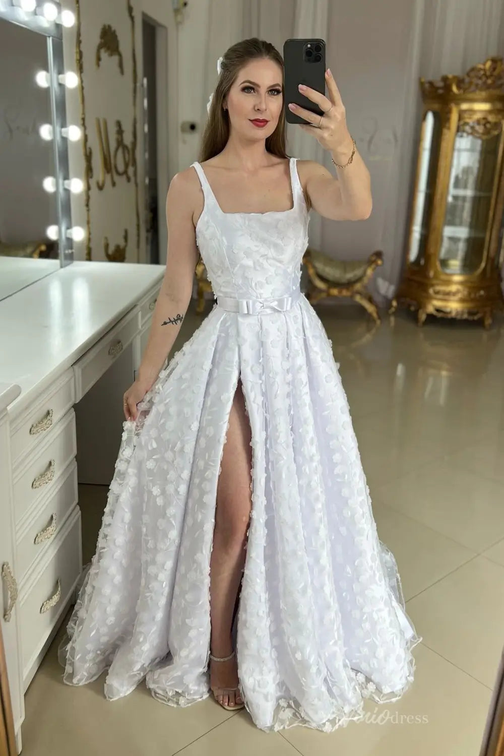 Chic White Floral Appliqué A-Line Wedding Dress with Square Neckline, Bow Waist & High Slit – LA143-wedding dresses 2025 -Viniodress-White-Custom Size-