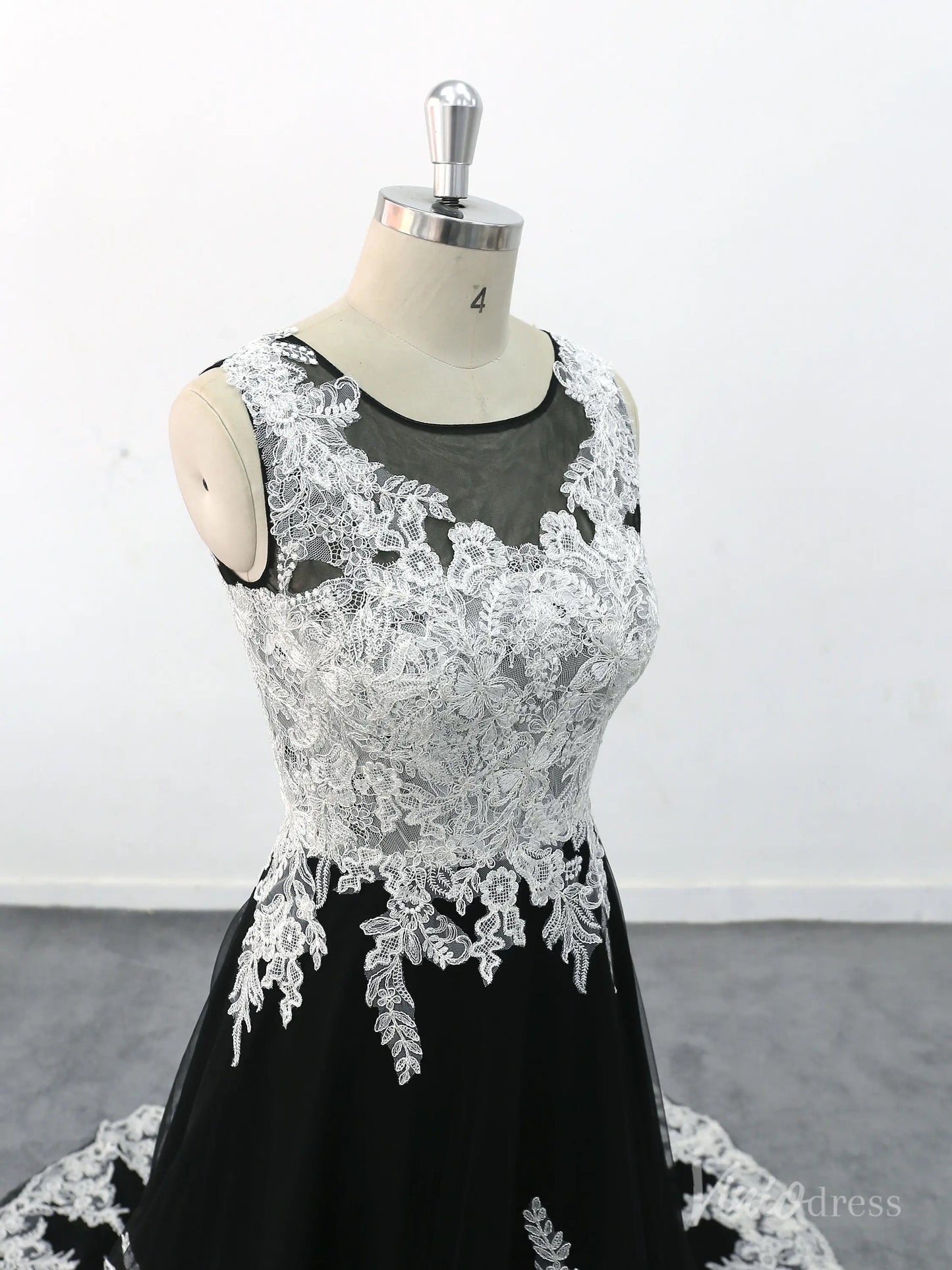 Dramatic Black Wedding Dress with White Lace Appliques, Illusion Neckline, and Chapel Train – BK122-wedding dresses 2025 -Viniodress-Black-Custom Size-