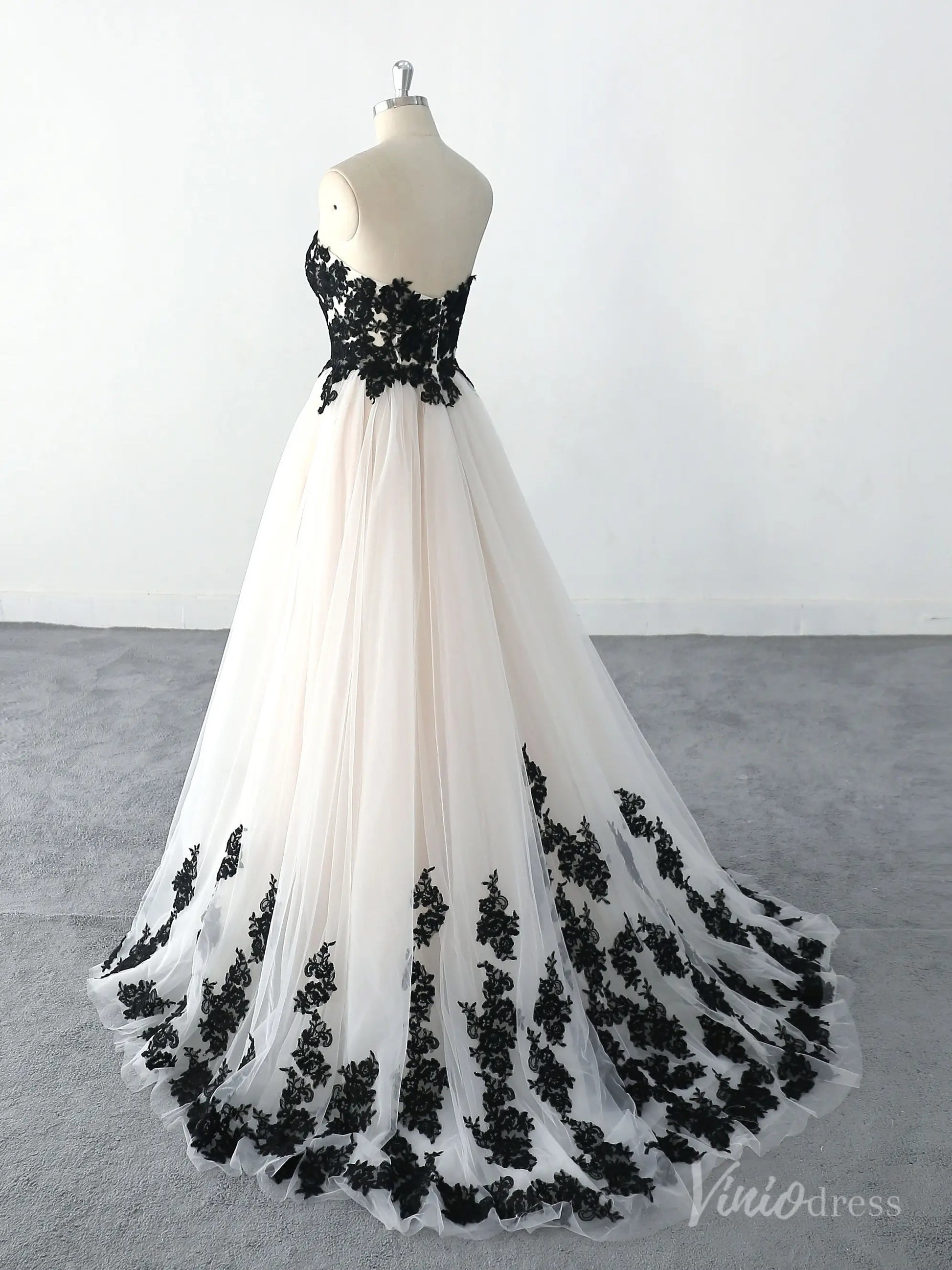 Elegant Black Lace Strapless Wedding Dress with Sweetheart Neckline, Nude Lining, and Tulle Skirt – BK120-wedding dresses 2025 -Viniodress-Ivory-Custom Size-