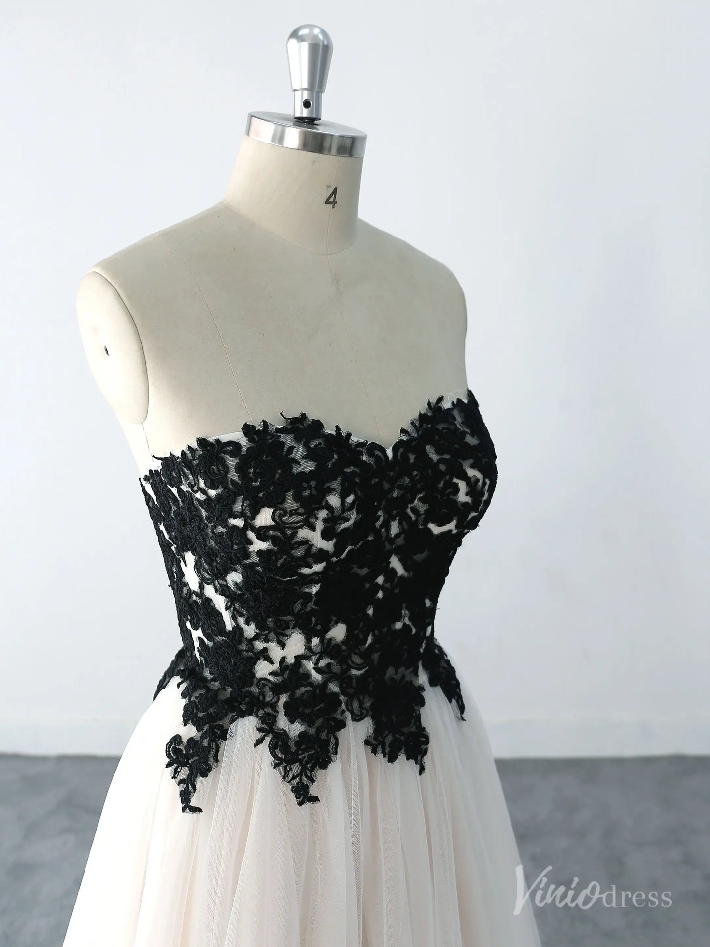 Elegant Black Lace Strapless Wedding Dress with Sweetheart Neckline, Nude Lining, and Tulle Skirt – BK120-wedding dresses 2025 -Viniodress-Ivory-Custom Size-