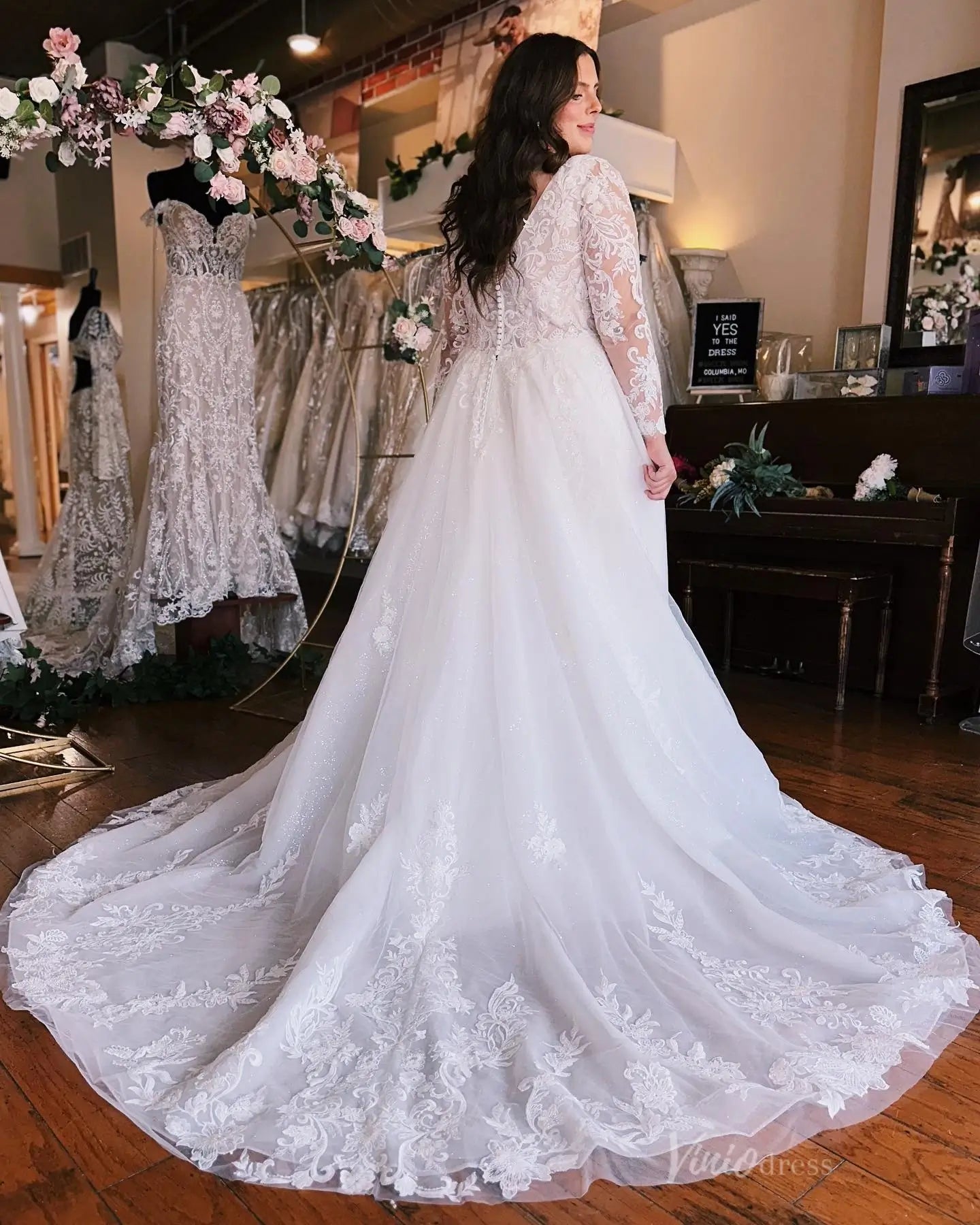 Elegant Plus Size Lace A-Line Wedding Dress with Illusion Bodice, Removable Sheer Long Sleeves & Chapel Train – LA146-wedding dresses 2025 -Viniodress-Ivory-Custom Size-