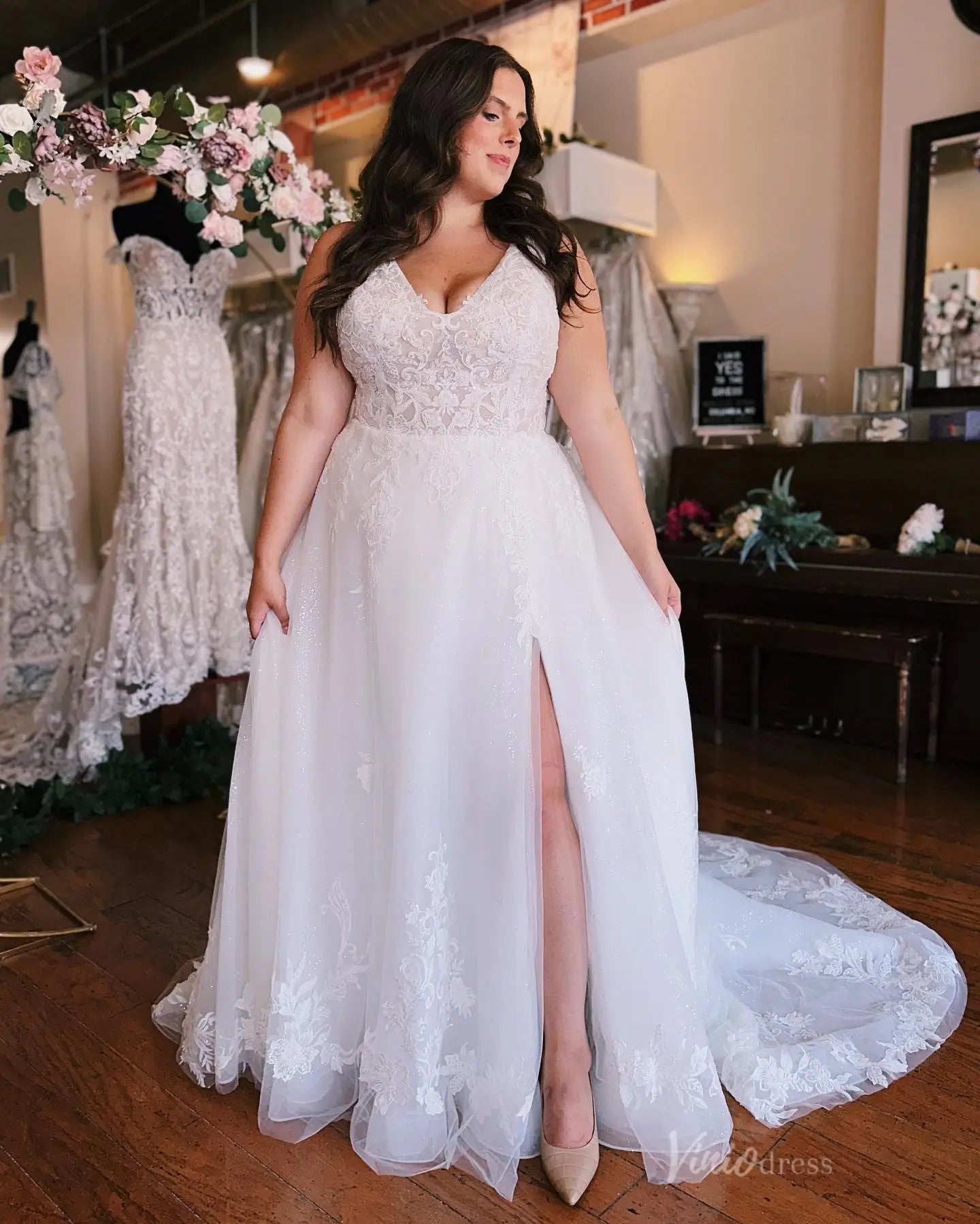 Elegant Plus Size Lace A-Line Wedding Dress with Illusion Bodice, Removable Sheer Long Sleeves & Chapel Train – LA146-wedding dresses 2025 -Viniodress-Ivory-Custom Size-