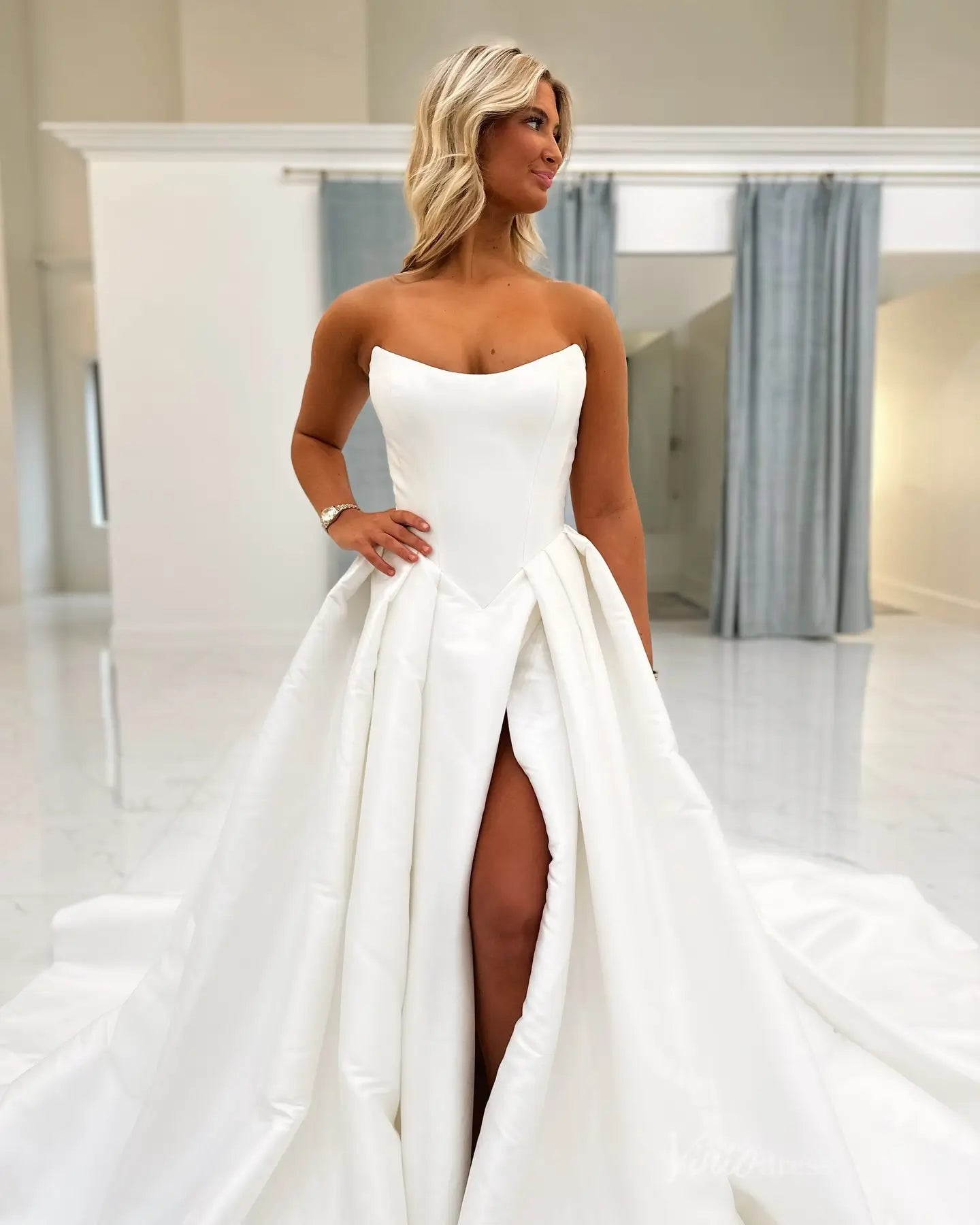 Elegant Satin Strapless Wedding Dress with Structured Bodice, High Slit & Dramatic Chapel Train – MS128-wedding dresses 2025 -Viniodress-Ivory-Custom Size-