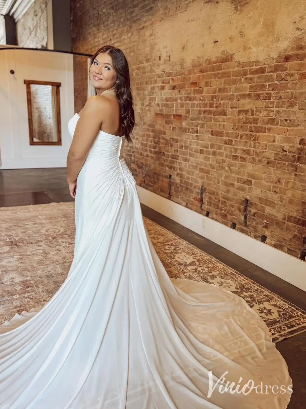 Elegant Strapless Sweetheart Chiffon Wedding Dress with Draped Bodice and Flowing Train – MN113-wedding dresses 2025 -Viniodress-Ivory-Custom Size-