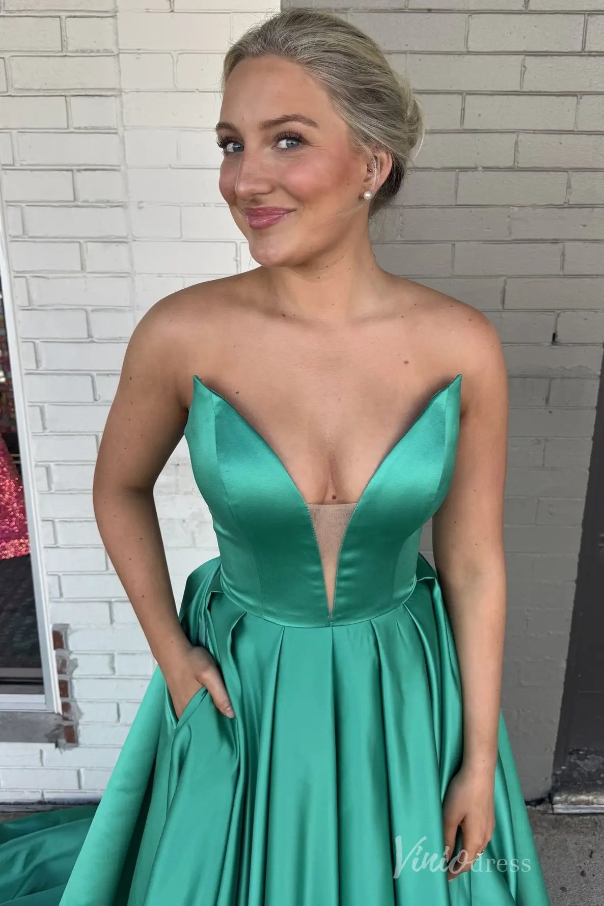 Emerald Satin Prom Dress with Deep V Neckline, Structured Corset Bodice, Pockets – AS023-prom dresses 2025 -Viniodress-Green-Custom Size-