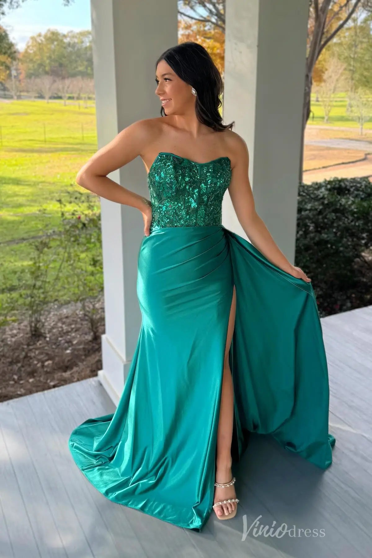 Emerald Strapless Prom Dress with Beaded Sequin Bodice, High Slit Skirt, and Draped Satin Train– SS029-prom dresses 2025 -Viniodress-Emerald-Custom Size-