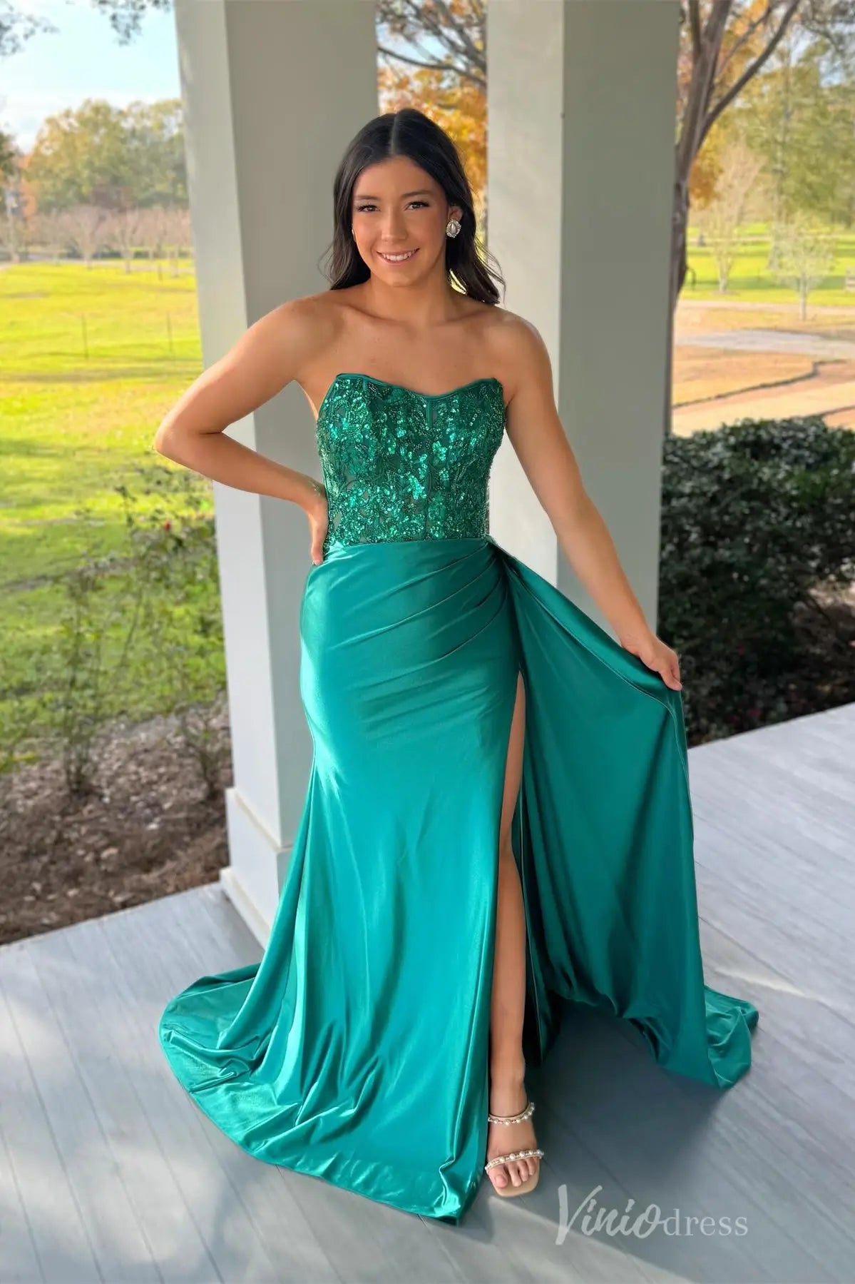 Emerald Strapless Prom Dress with Beaded Sequin Bodice, High Slit Skirt, and Draped Satin Train– SS029-prom dresses 2025 -Viniodress-Emerald-Custom Size-