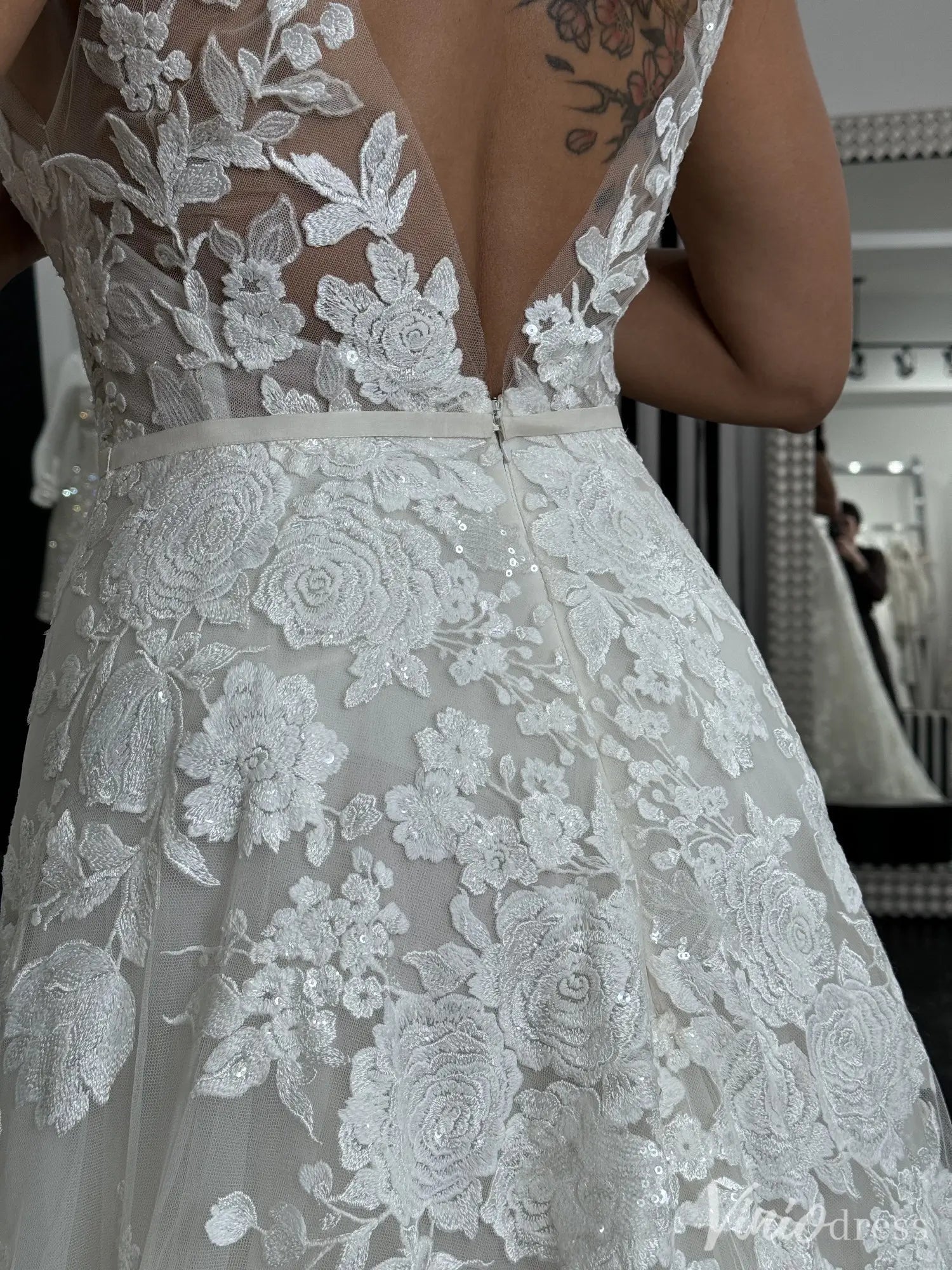 Floral Lace A-Line Wedding Dress with Deep V-Neck and Sheer Tulle Back – VW2510-wedding dresses 2025 -Viniodress-White-Custom Size-