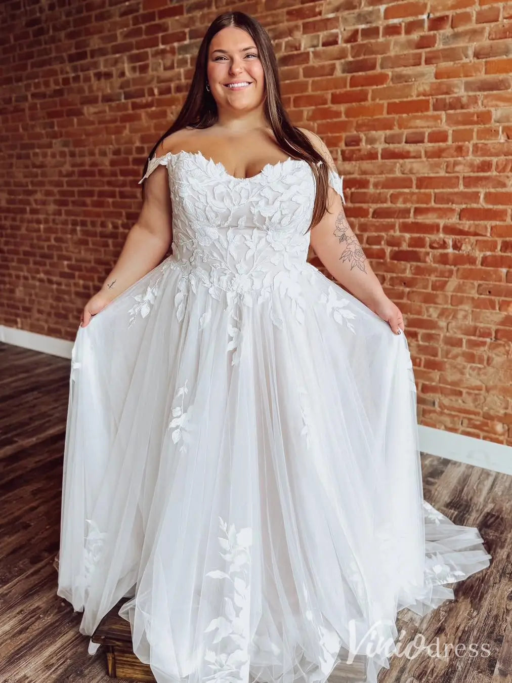 Floral Lace Plus Size Wedding Dress with Off-Shoulder Straps and Chapel Train – LA122-wedding dresses 2025 -Viniodress-Ivory-Custom Size-