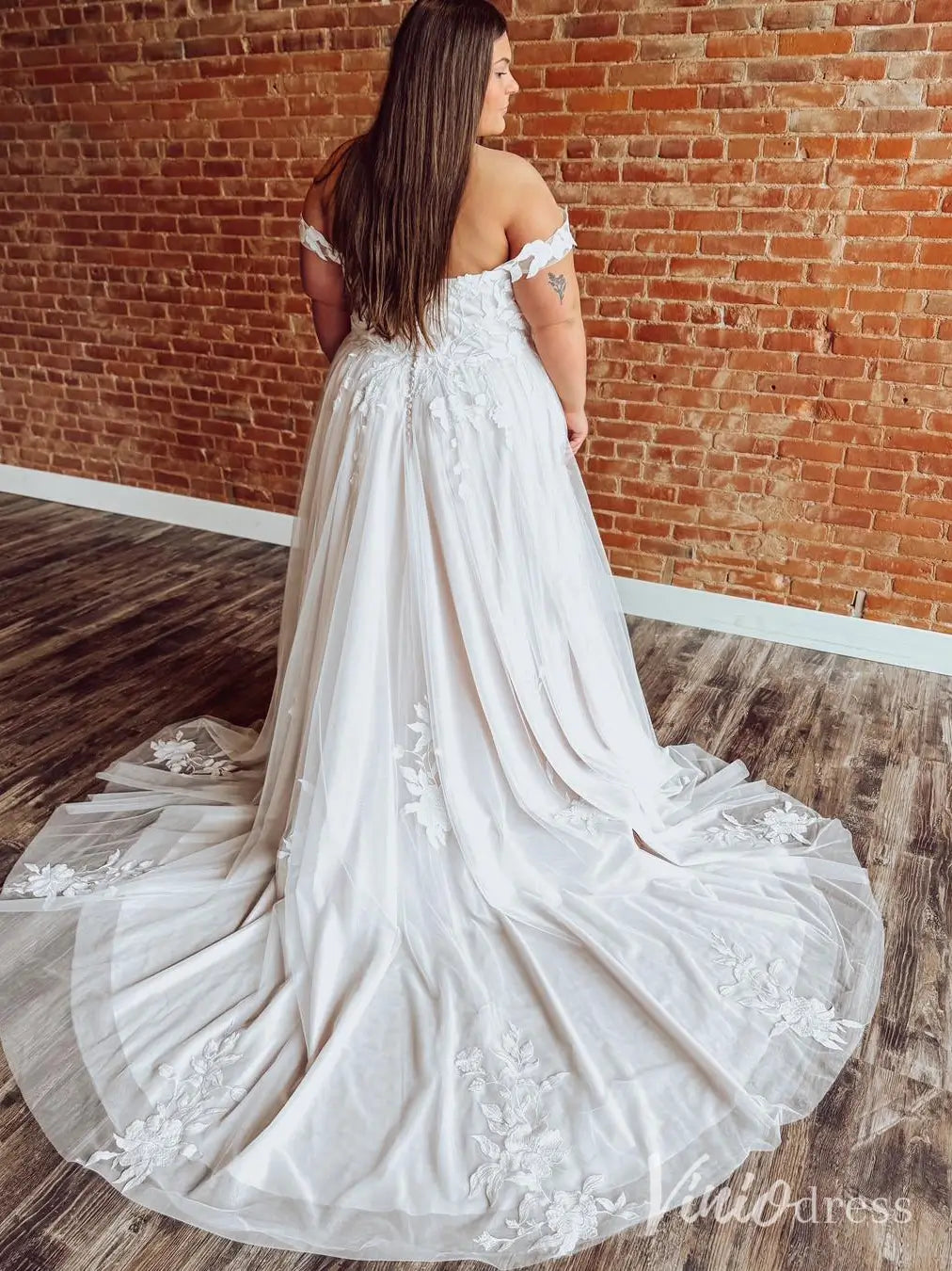 Floral Lace Plus Size Wedding Dress with Off-Shoulder Straps and Chapel Train – LA122-wedding dresses 2025 -Viniodress-Ivory-Custom Size-