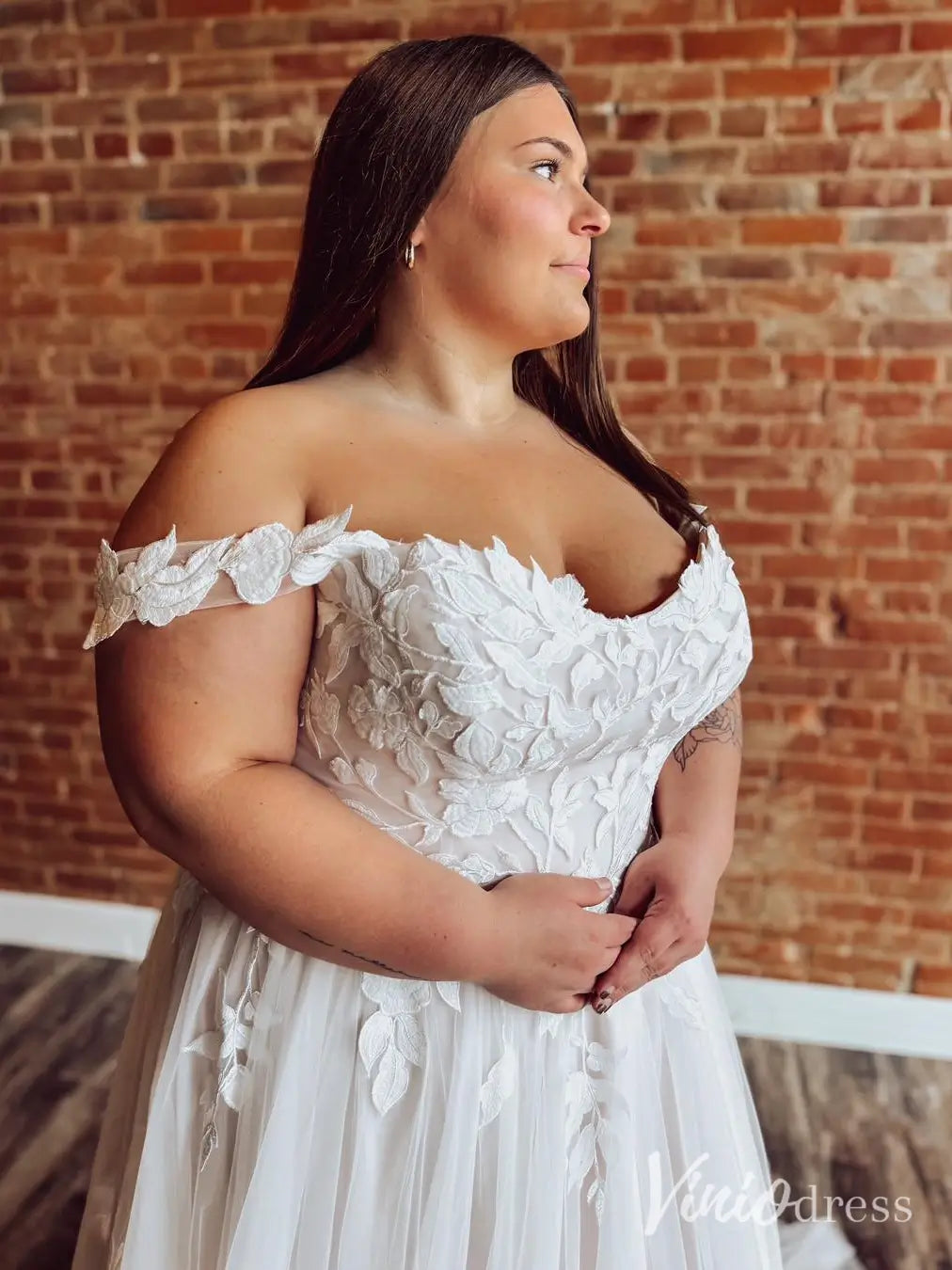 Floral Lace Plus Size Wedding Dress with Off-Shoulder Straps and Chapel Train – LA122-wedding dresses 2025 -Viniodress-Ivory-Custom Size-