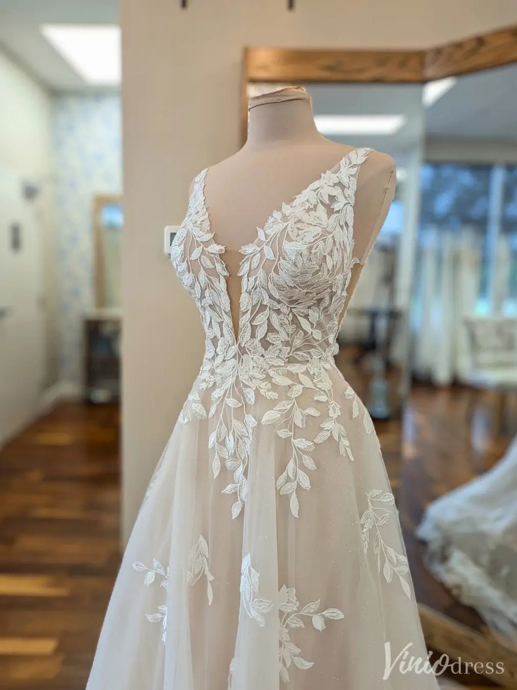 Leaf Lace A-Line Wedding Dress with Illusion Bodice & V-Back Viniodress Leaf Lace A-Line Wedding Dress with Illusion Bodice & V-Back Viniodress