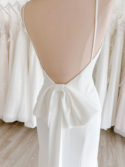 Ivory Crepe Minimalist Wedding Dress with Spaghetti Straps, Low Open Back Bow & Sweep Train – MN136-wedding dresses 2025 -Viniodress-Ivory-Custom Size-