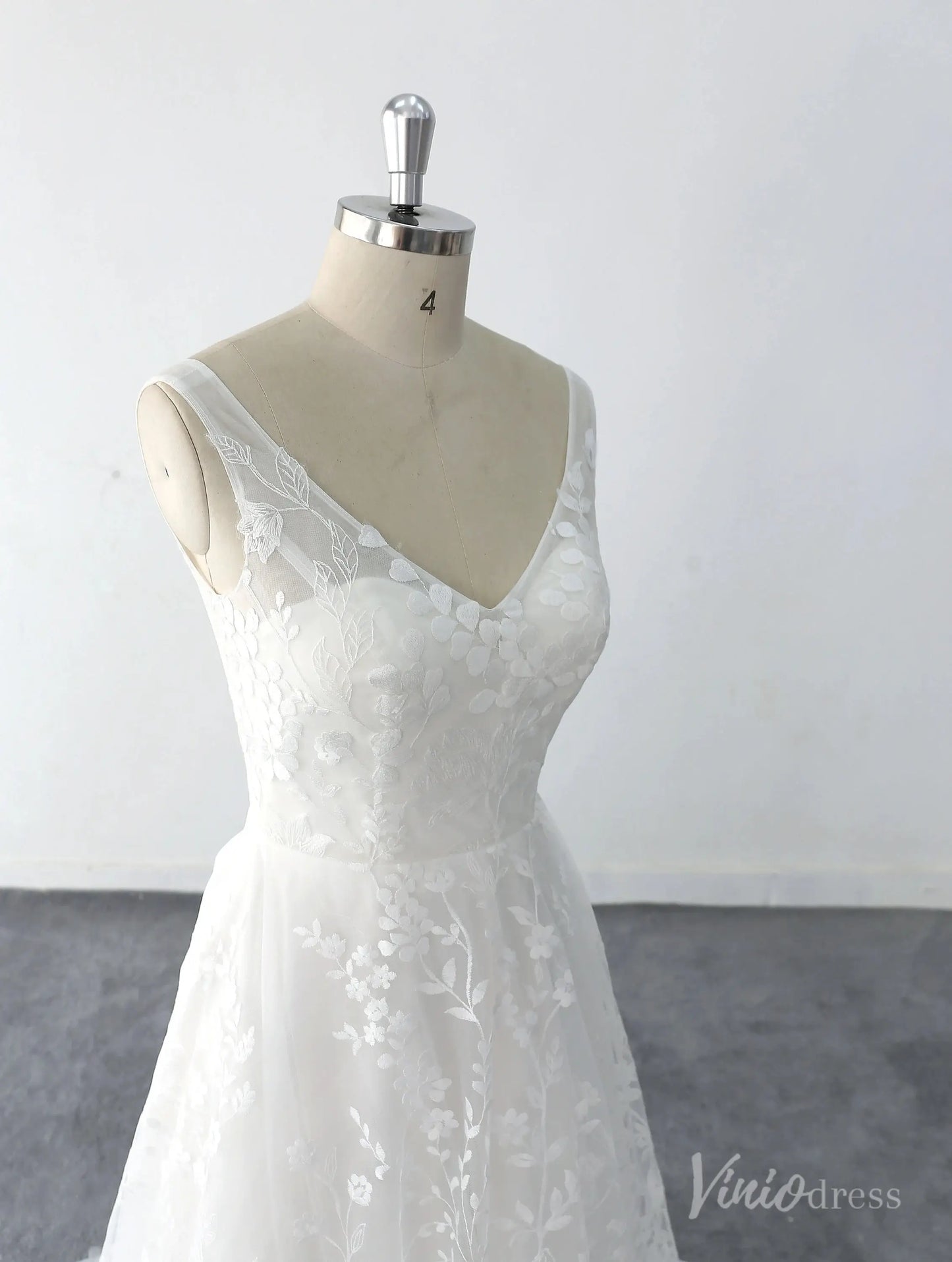 Ivory Floral Lace Wedding Dress with V-Neckline, Illusion Back & Sweep Train – LA141-wedding dresses 2025 -Viniodress-Ivory-Custom Size-
