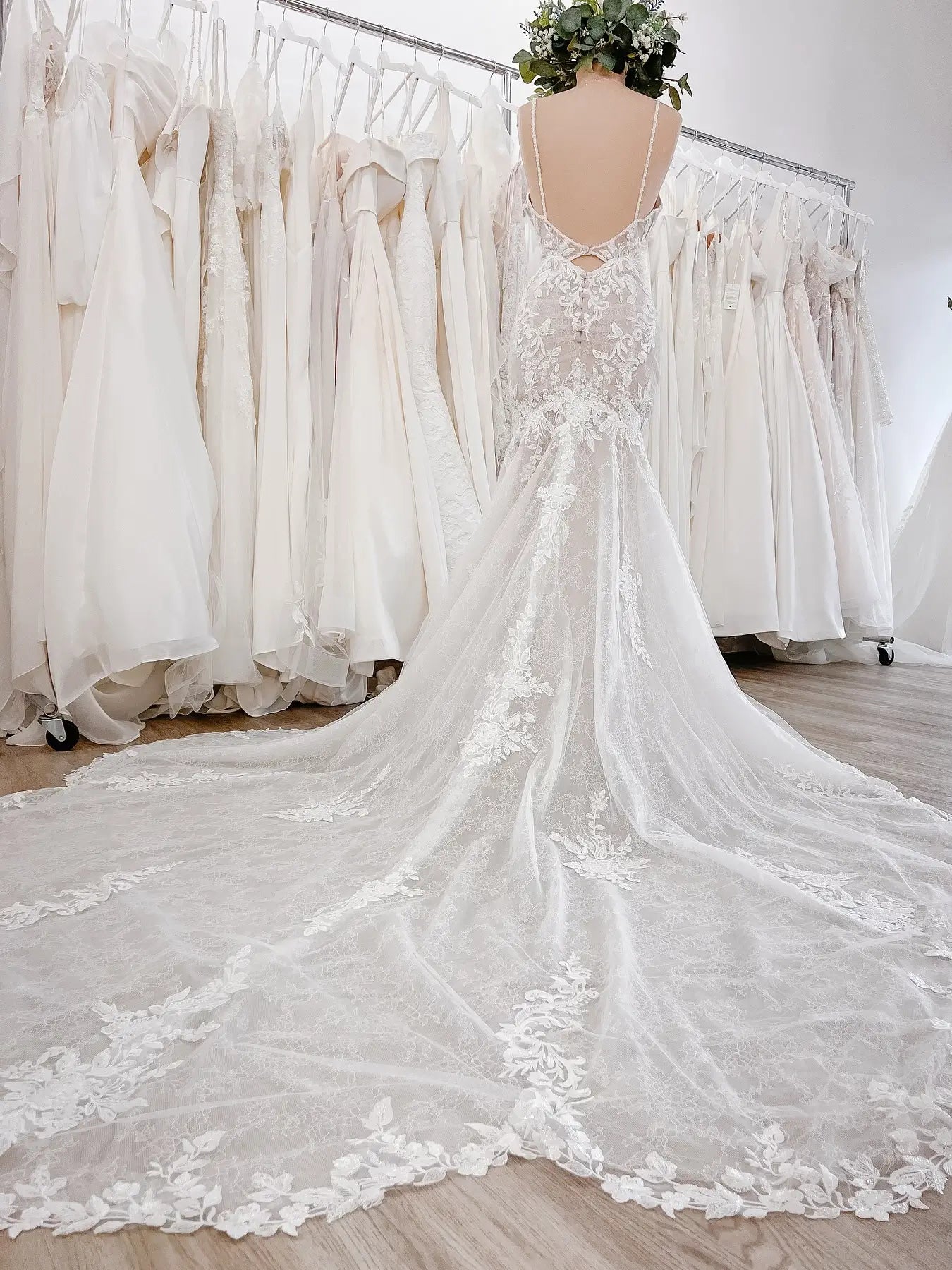 Ivory Lace Mermaid Wedding Dress with Plunging Illusion Neckline, Low Back, and Cathedral Train – ML148-wedding dresses 2025 -Viniodress-Ivory-Custom Size-