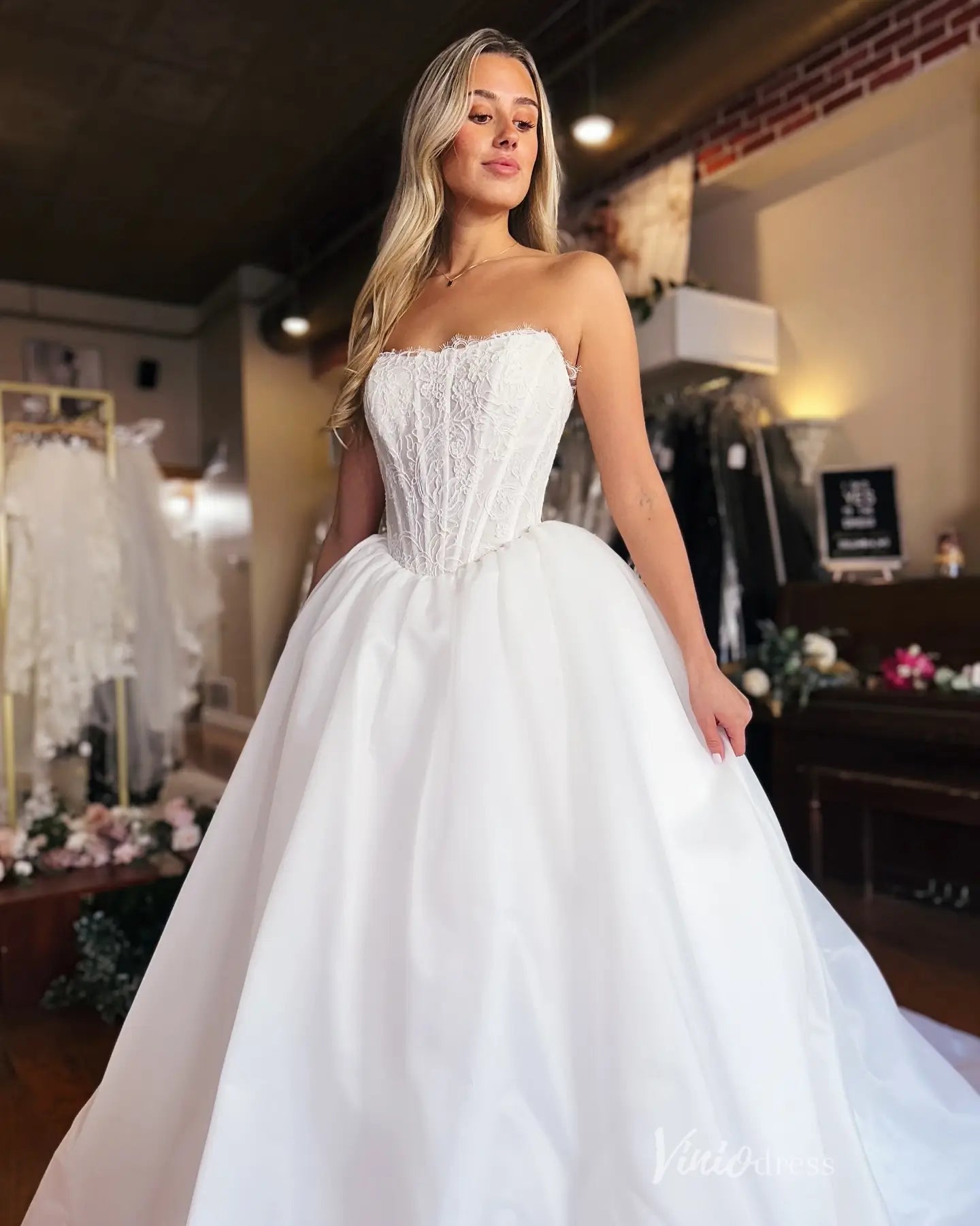 Ivory Strapless Ball Gown Wedding Dress with Lace Corset Bodice, Oversized Bow Back & Chapel Lace Train – LC107-wedding dresses 2026-Viniodress-Ivory-Custom Size-