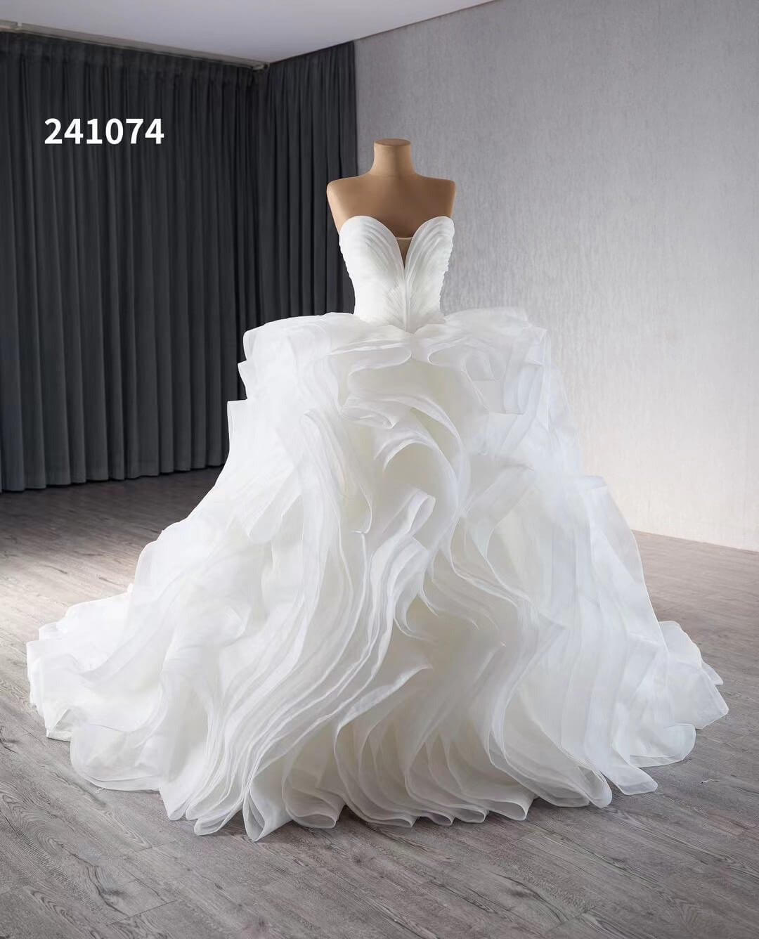 Ivory Tiered Ruffled Wedding Gowns Strapless Sweetheart Neck Quince Dress 241073-Quinceanera Dresses-Viniodress-Viniodress