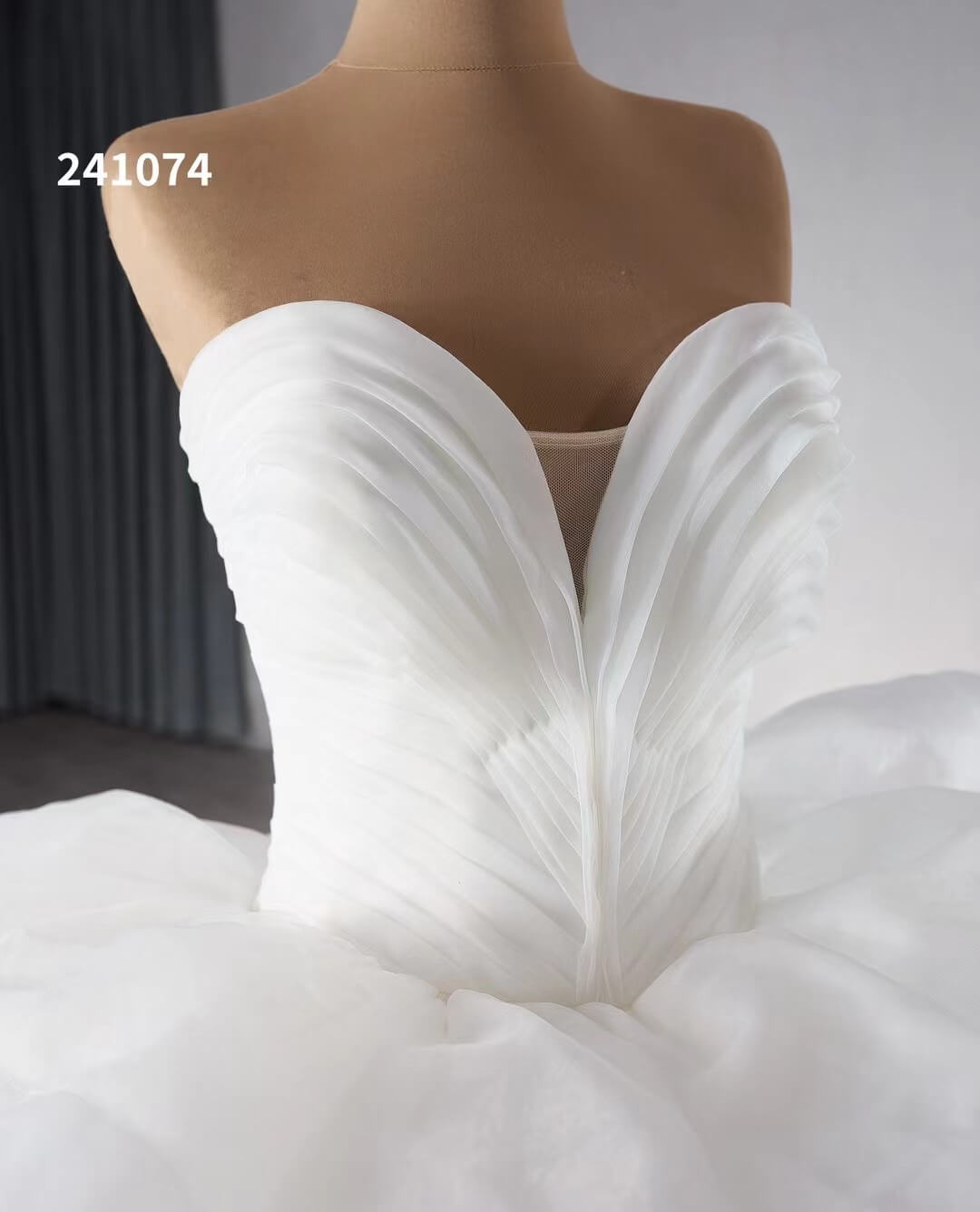 Ivory Tiered Ruffled Wedding Gowns Strapless Sweetheart Neck Quince Dress 241073-Quinceanera Dresses-Viniodress-Viniodress