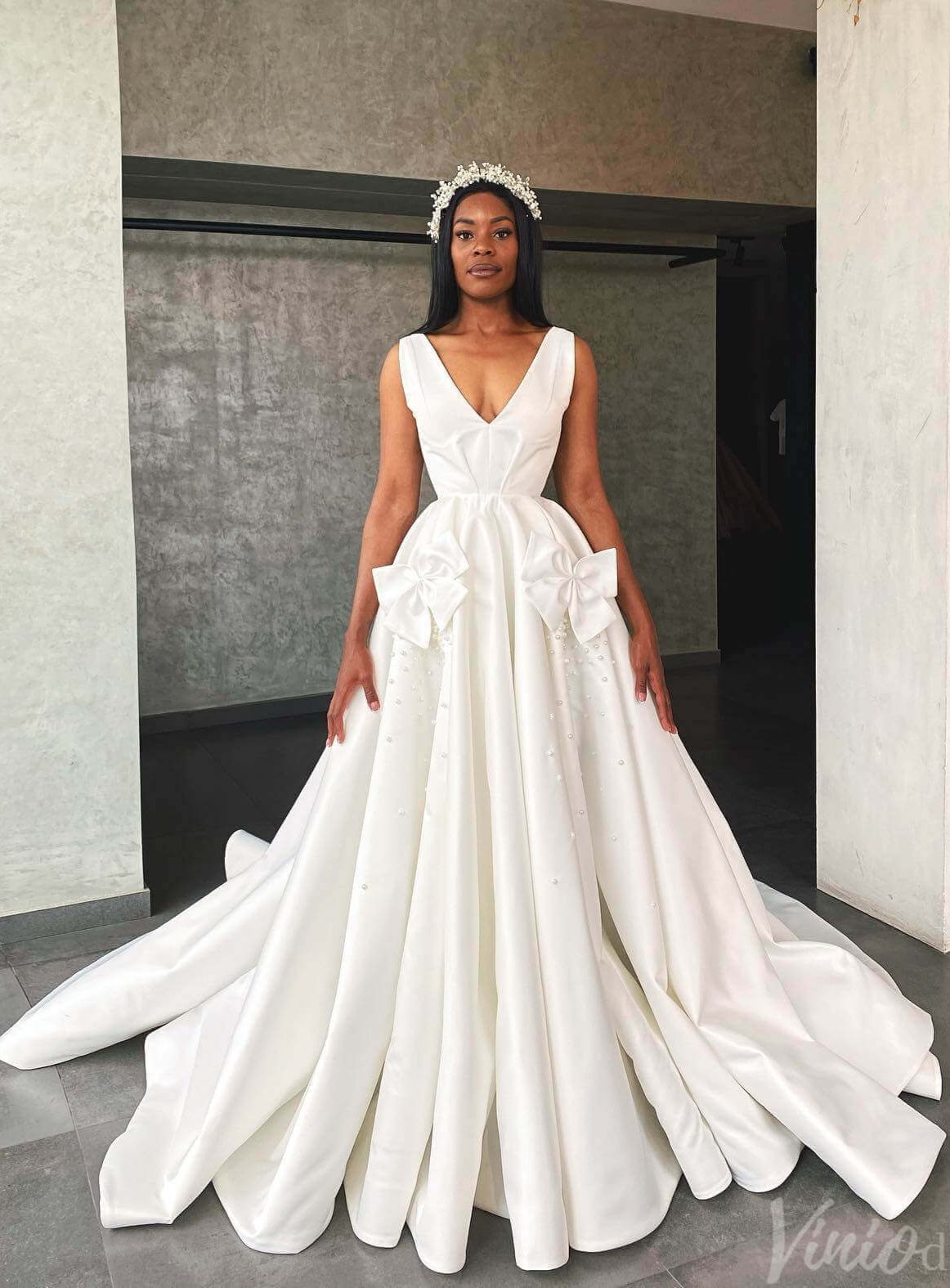 Ivory V-Neck Bow-Tie Wedding Dresses Satin Outdoor Bridal Gown VW2168-wedding dresses-Viniodress