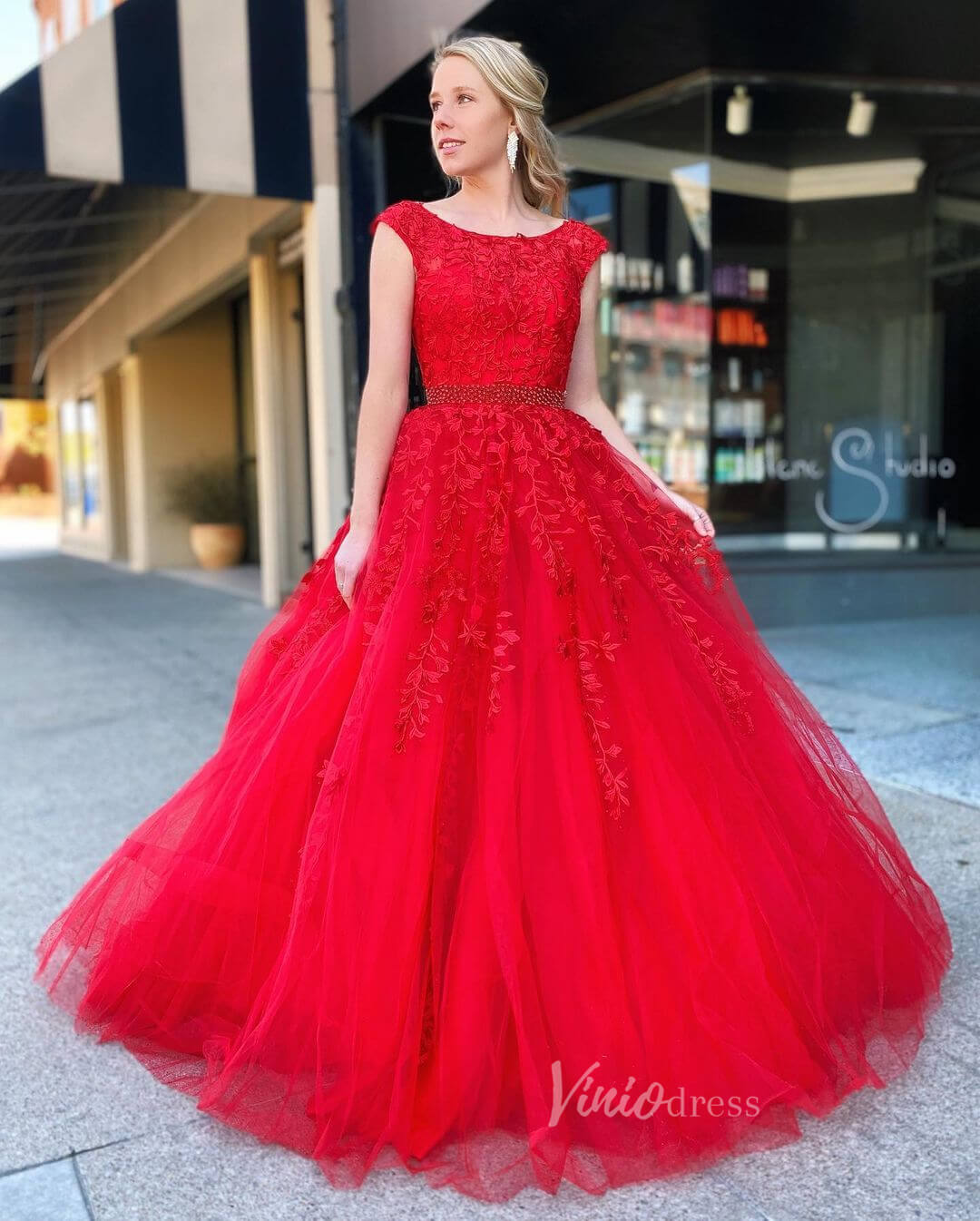 Lace Appliqued Tulle A-Line Prom Dress with Beaded Waist, Boat Neck & Viniodress Lace Appliqued Tulle A-Line Prom Dress with Beaded Waist, Boat Neck & Viniodress
