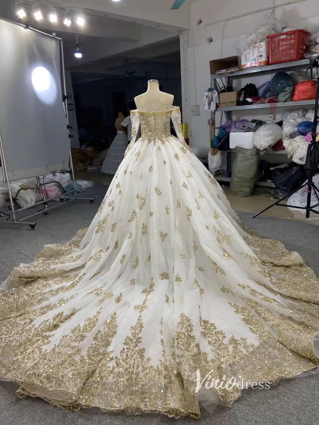 Luxury Gold Lace Ball Gown Wedding Dress | Long Sleeve Vintage Gown wi Viniodress Luxury Gold Lace Ball Gown Wedding Dress | Long Sleeve Vintage Gown wi Viniodress