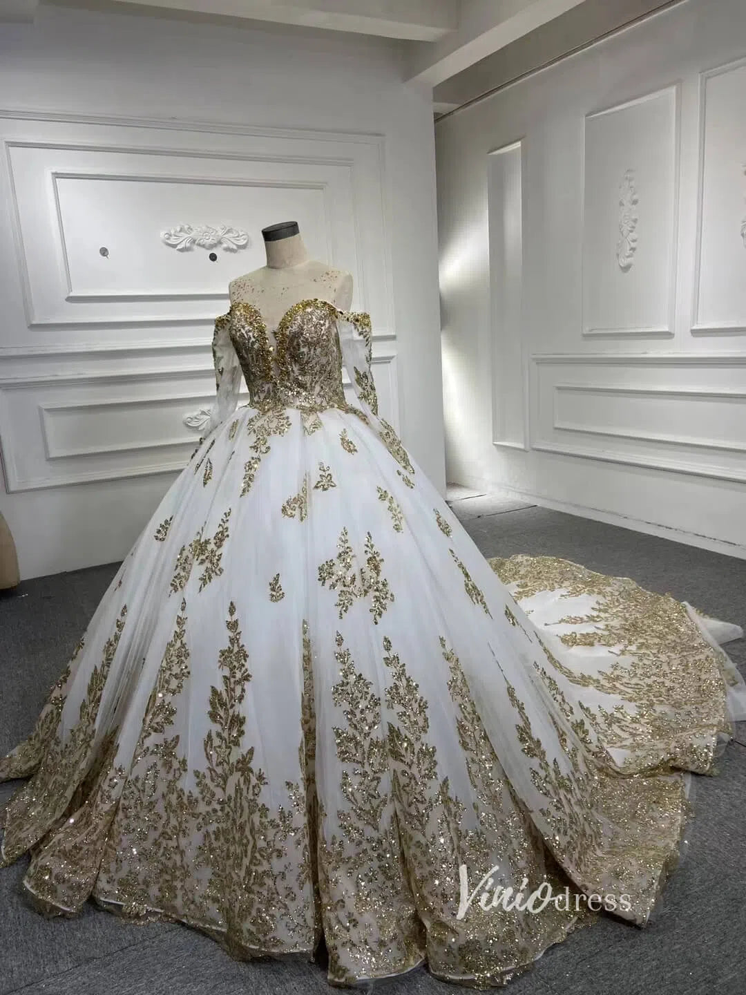 Luxury Gold Lace Ball Gown Wedding Dress | Long Sleeve Vintage Gown wi Viniodress Luxury Gold Lace Ball Gown Wedding Dress | Long Sleeve Vintage Gown wi Viniodress