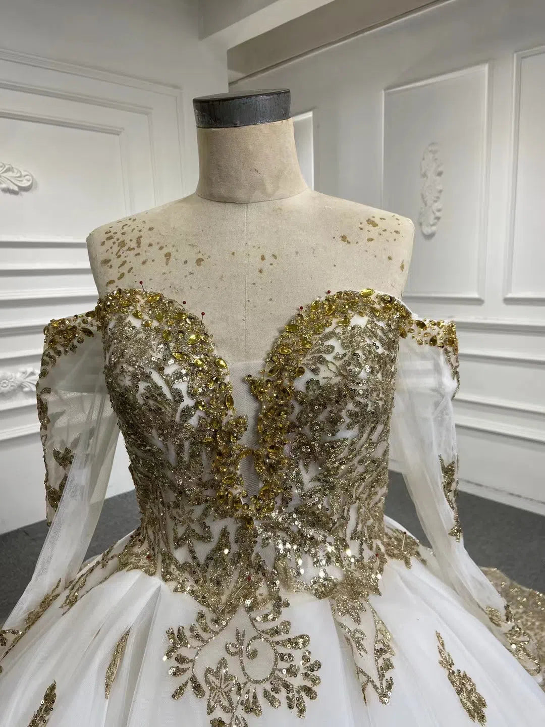 Luxury Gold Lace Ball Gown Wedding Dress | Long Sleeve Vintage Gown wi Viniodress Luxury Gold Lace Ball Gown Wedding Dress | Long Sleeve Vintage Gown wi Viniodress