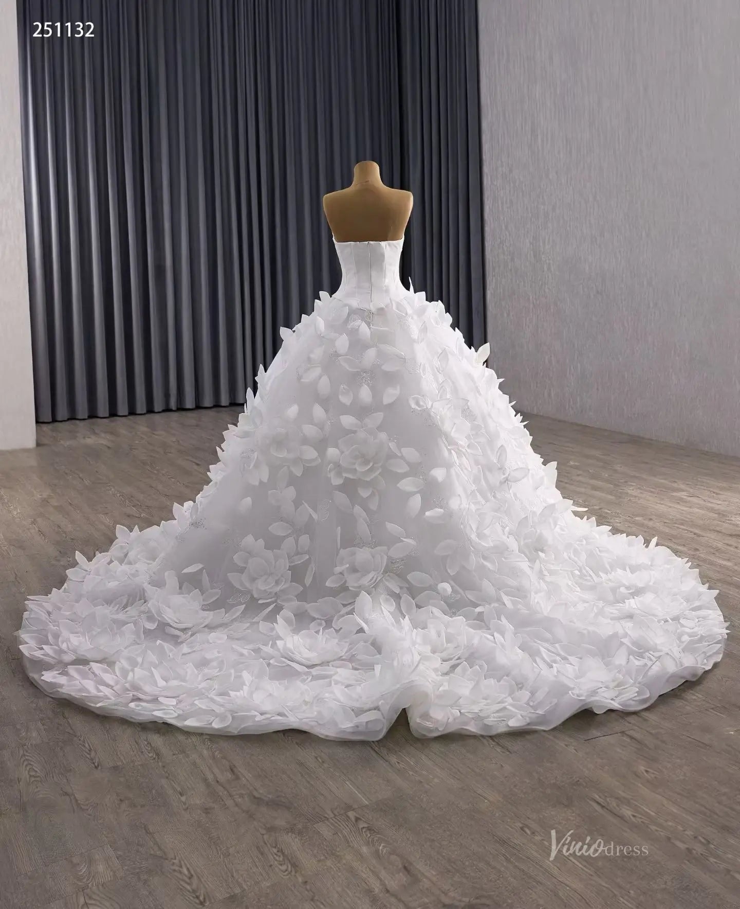 Luxury Handmade Petal Wedding Dresses | Basque Waist Bridal Gown with 3D Flowers, Corset Back & 1m Train 251132-wedding dresses 2025 -Viniodress-Ivory-Custom Size-