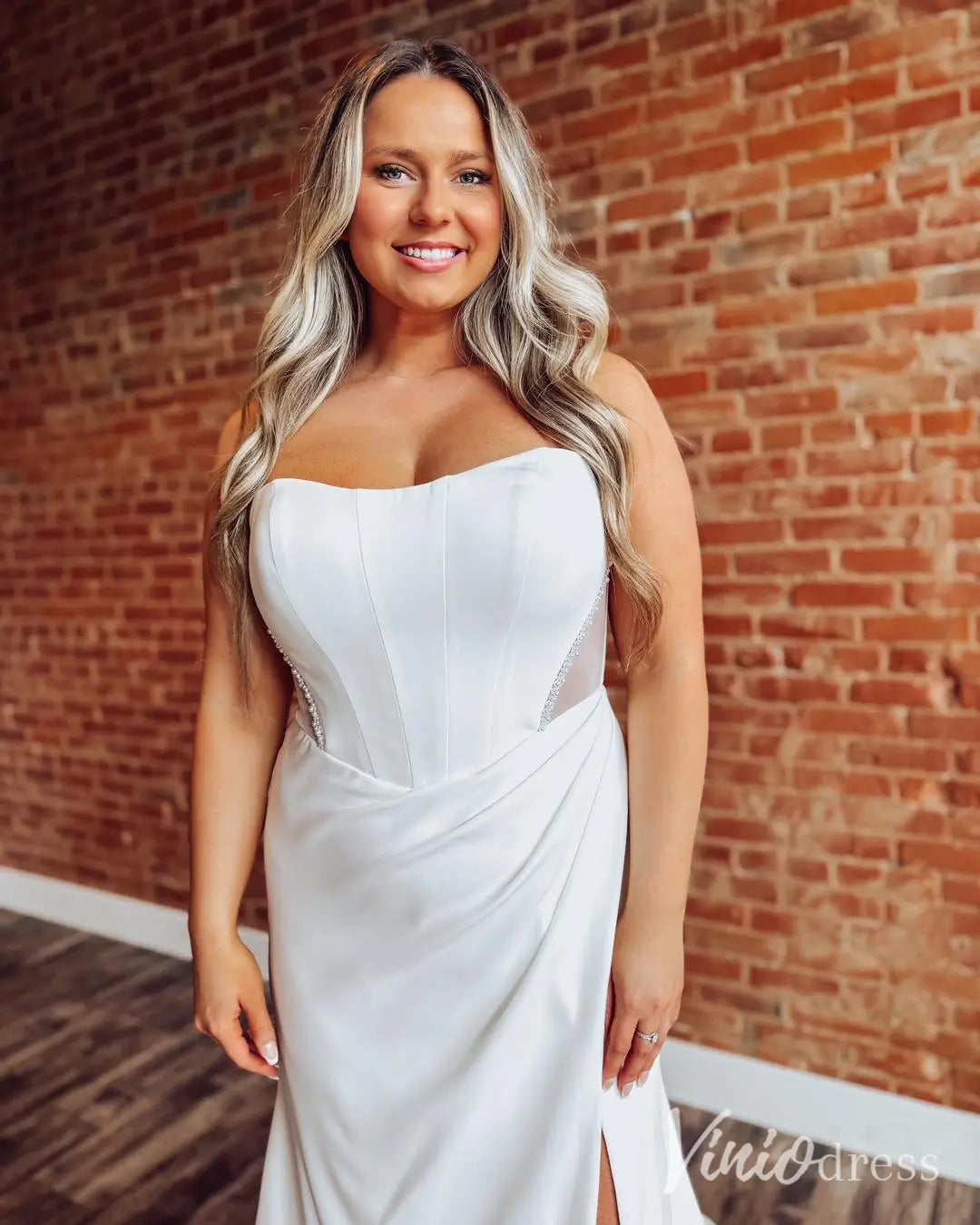 Modern Crepe Wedding Dress with Basque Waist, Sheer Pearl Corset, Slit – MN125-wedding dresses 2025 -Viniodress-Ivory-Custom Size-