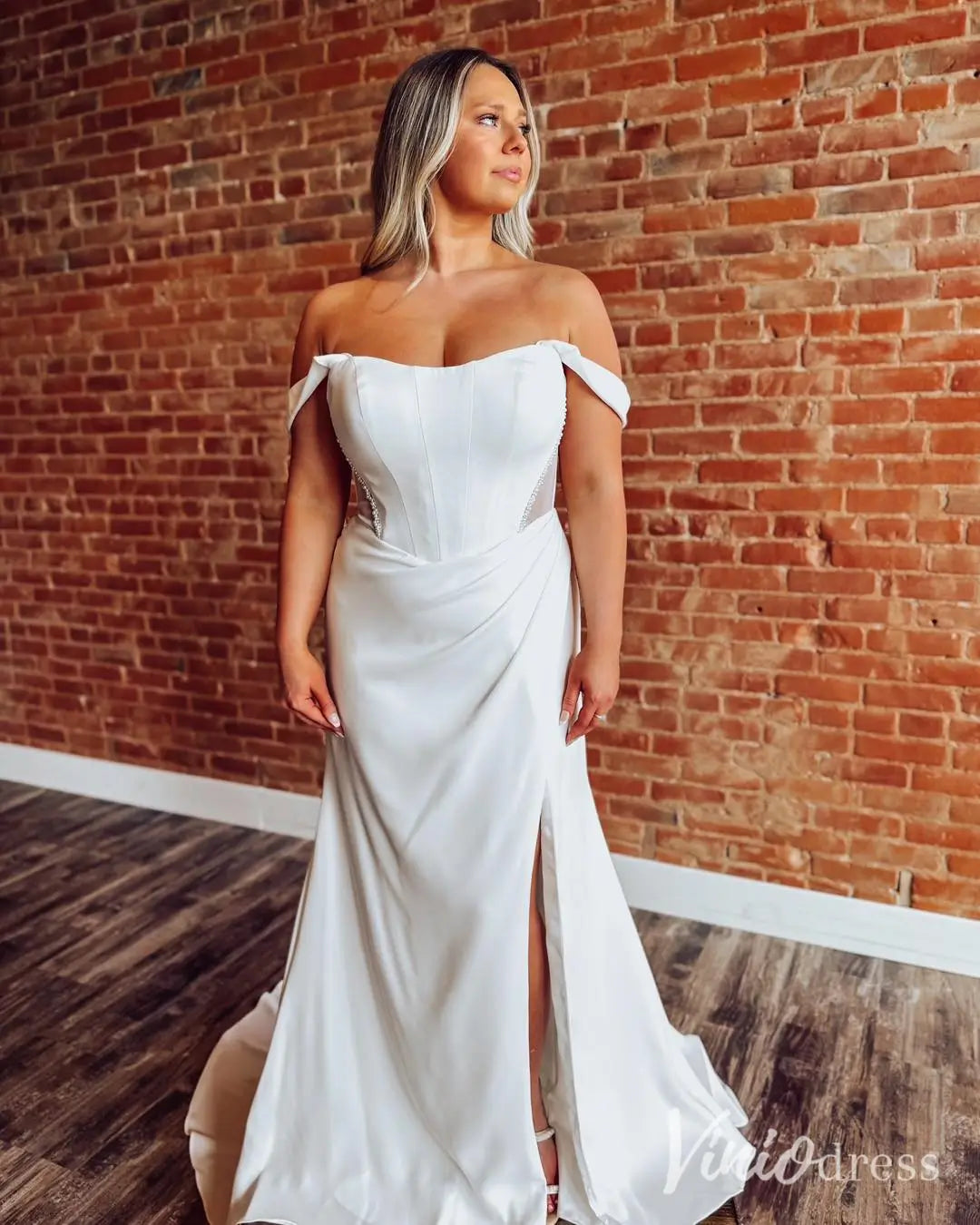 Modern Crepe Wedding Dress with Basque Waist, Sheer Pearl Corset, Slit – MN125-wedding dresses 2025 -Viniodress-Ivory-Custom Size-